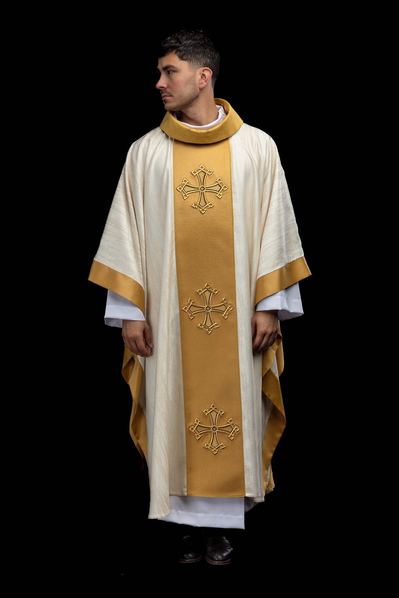 Chasuble écrue avec motif de croix brodé et bande en tissu décoratif LE/7034/05 - CHASUBLES.FR