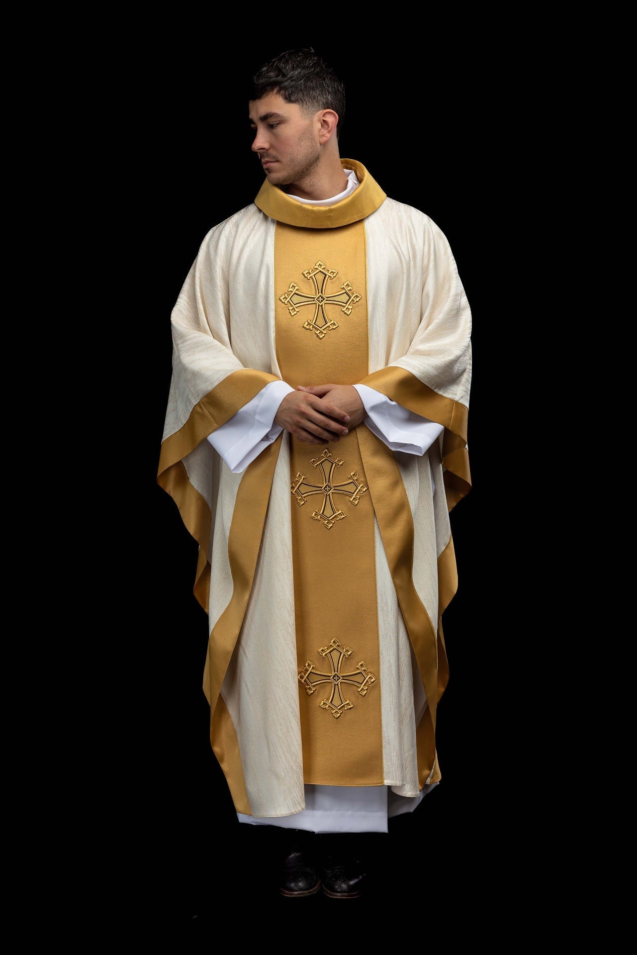 Chasuble écrue avec motif de croix brodé et bande en tissu décoratif LE/7034/05 - CHASUBLES.FR