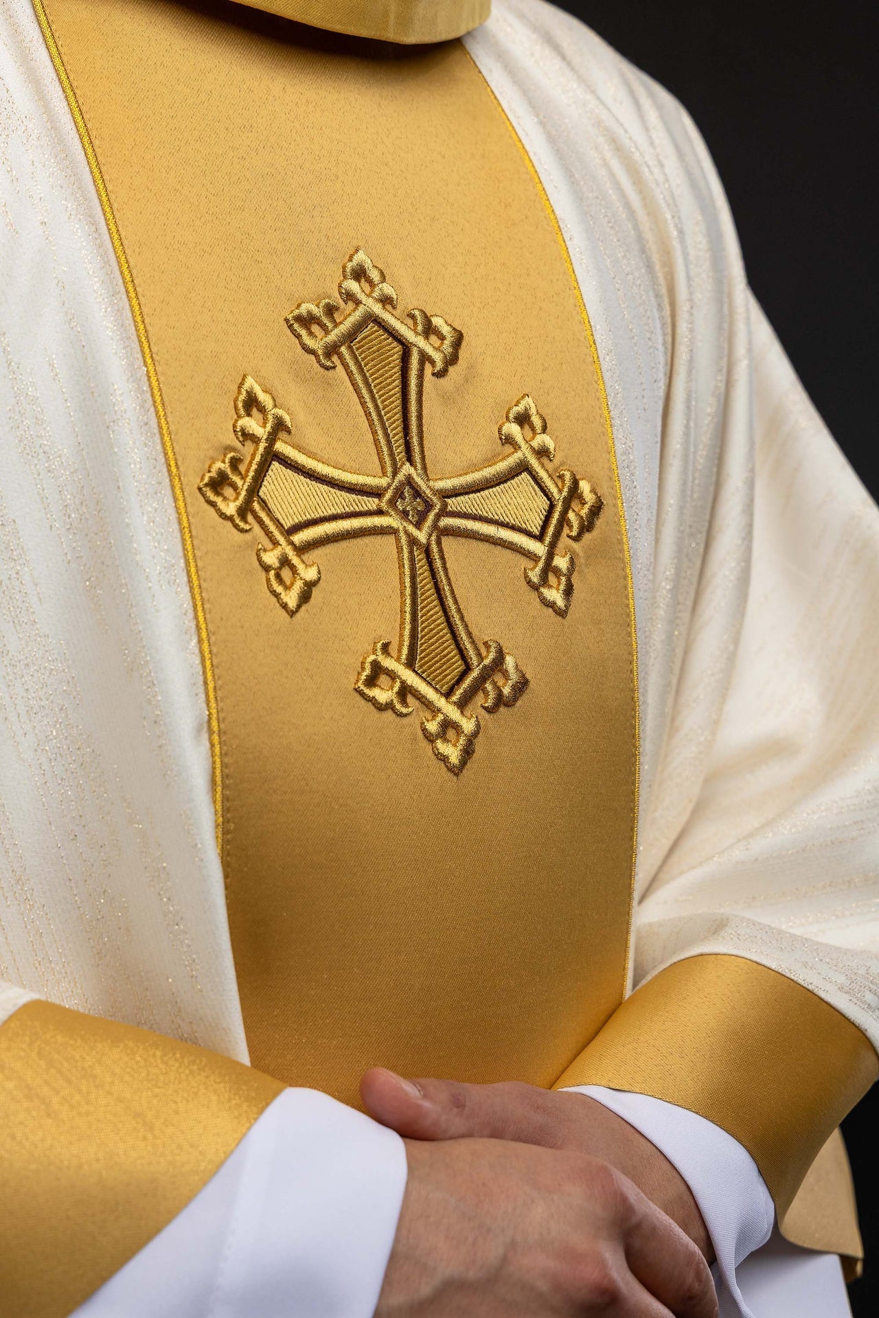 Chasuble écrue avec motif de croix brodé et bande en tissu décoratif LE/7034/05 - CHASUBLES.FR