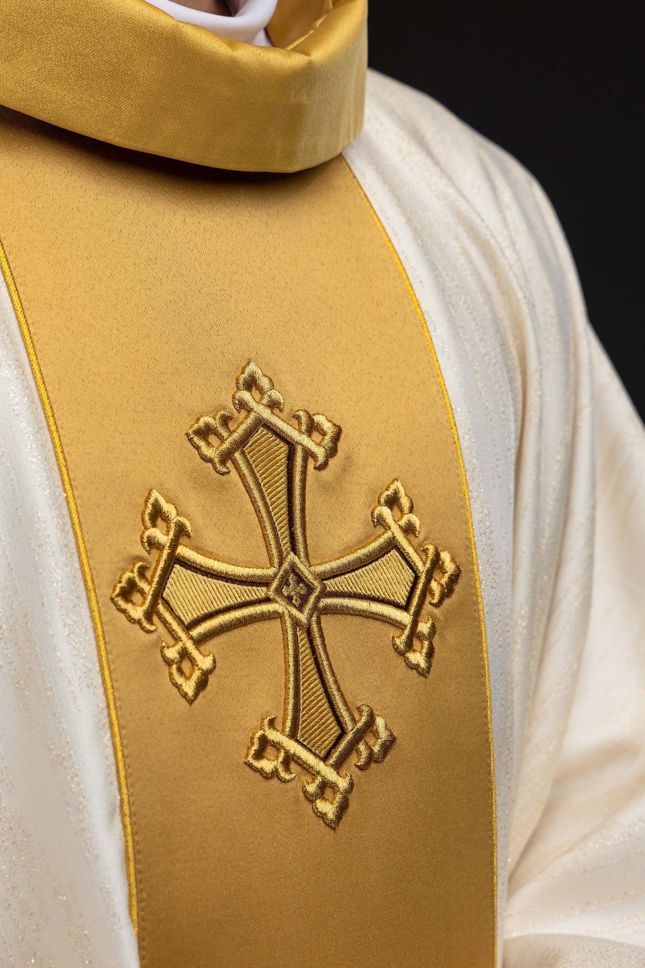 Chasuble écrue avec motif de croix brodé et bande en tissu décoratif LE/7034/05 - CHASUBLES.FR