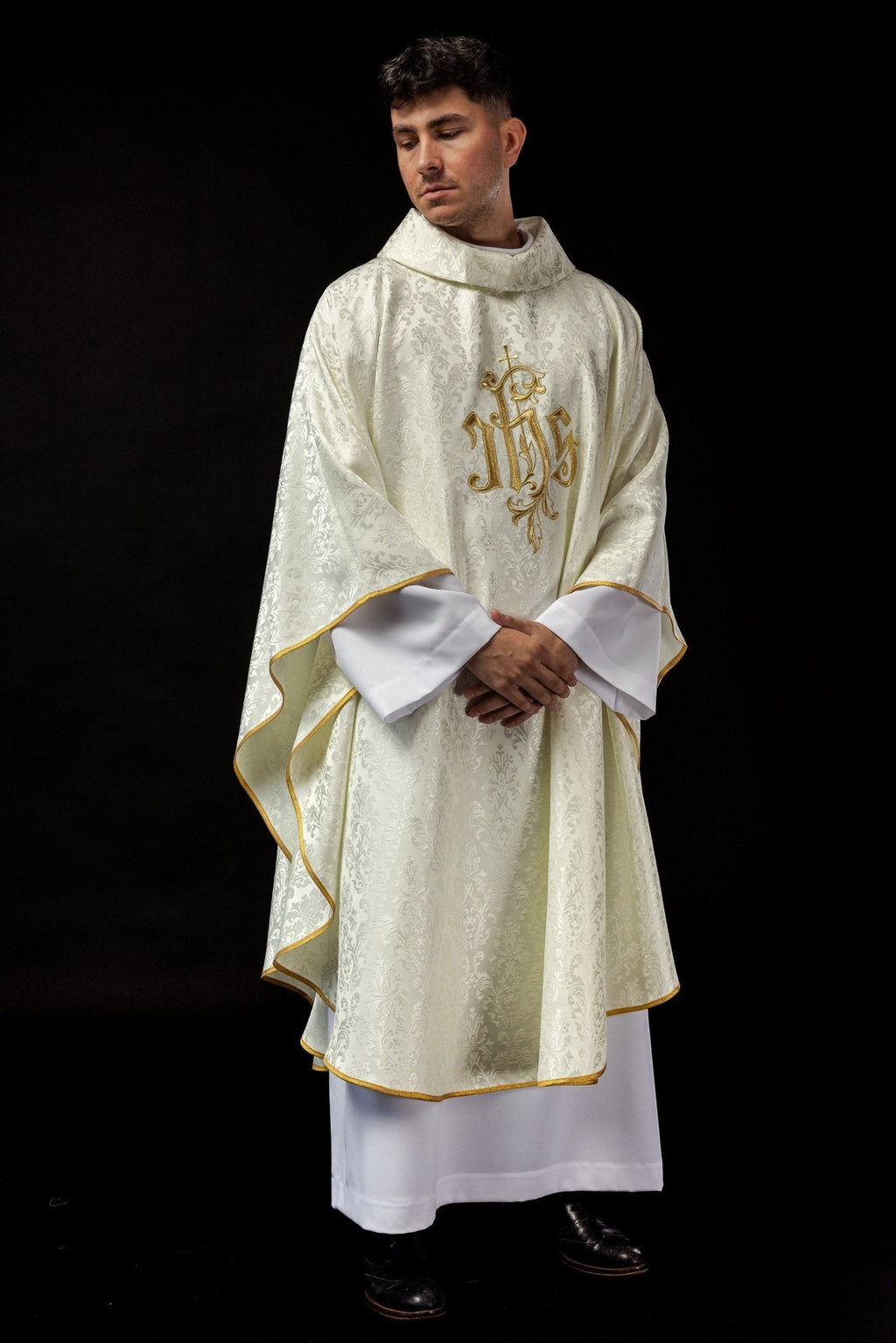 Chasuble écrue avec motif IHS brodé sur tissu décoratif LE/7032/05 - CHASUBLES.FR