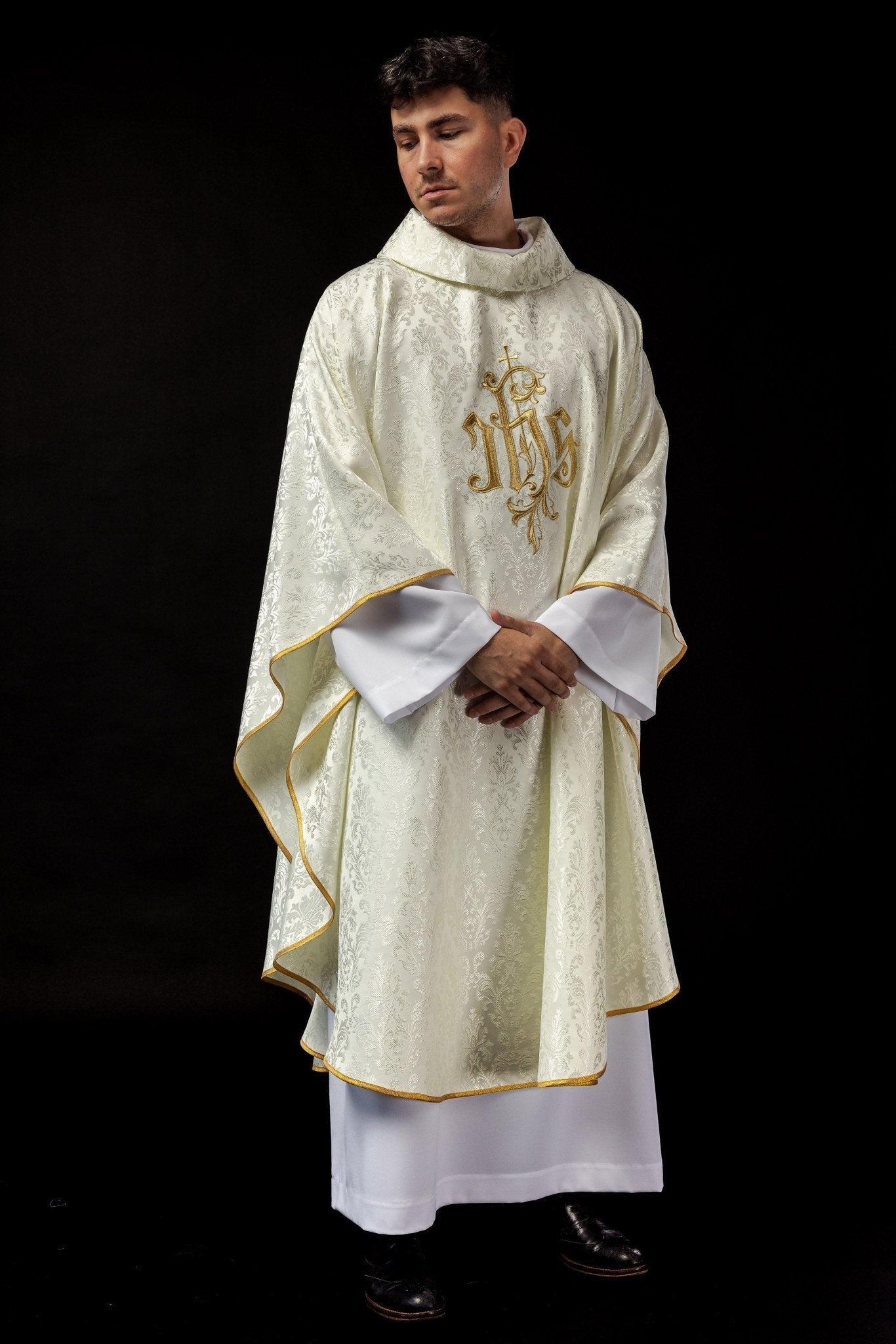 Chasuble écrue avec motif IHS brodé sur tissu décoratif LE/7032/05 - CHASUBLES.FR