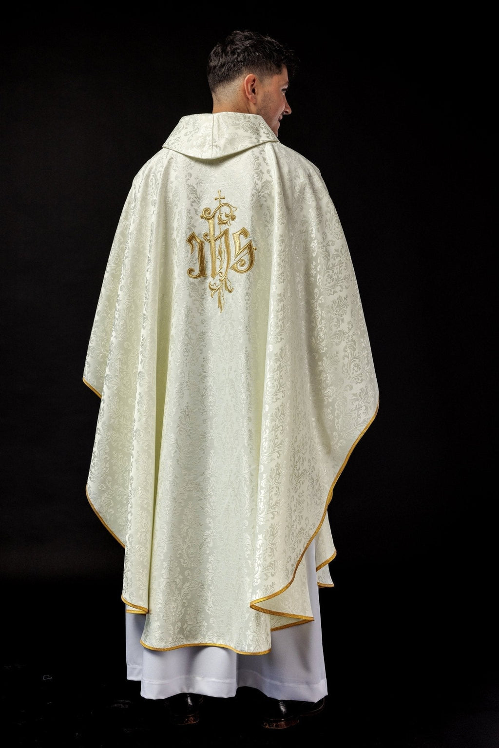 Chasuble écrue avec motif IHS brodé sur tissu décoratif LE/7032/05 - CHASUBLES.FR