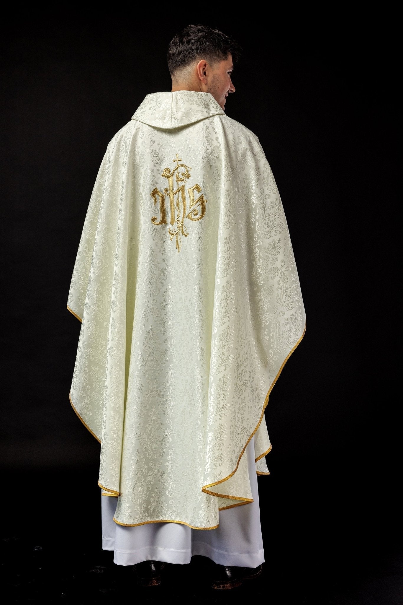 Chasuble écrue avec motif IHS brodé sur tissu décoratif LE/7032/05 - CHASUBLES.FR