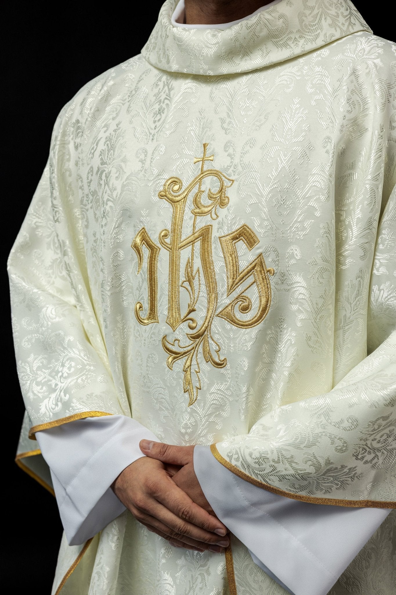 Chasuble écrue avec motif IHS brodé sur tissu décoratif LE/7032/05 - CHASUBLES.FR