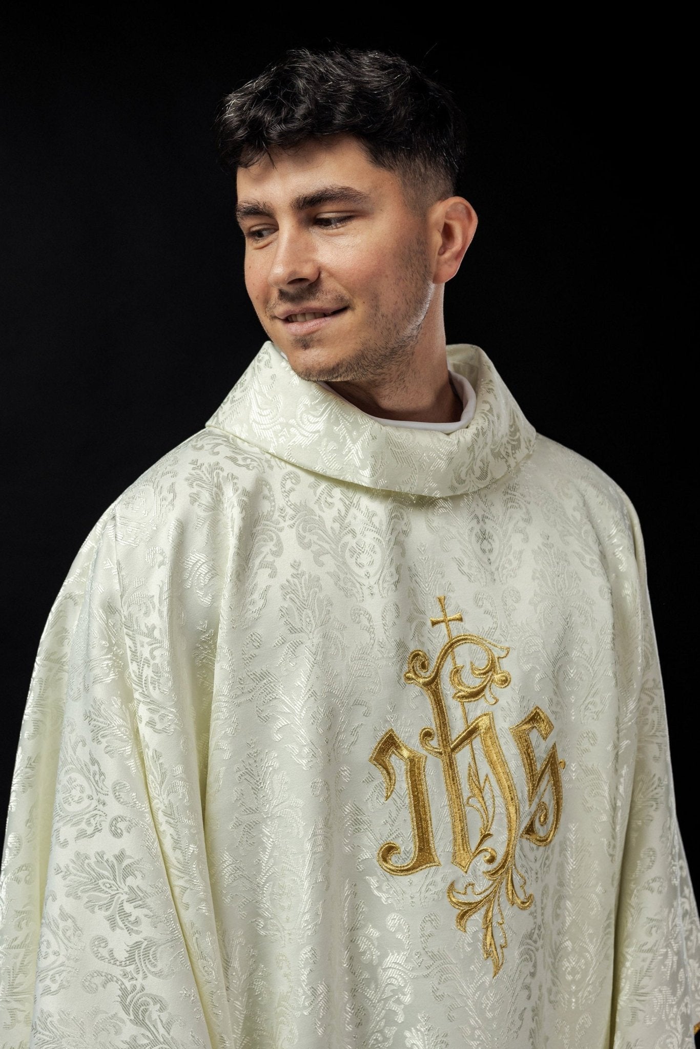 Chasuble écrue avec motif IHS brodé sur tissu décoratif LE/7032/05 - CHASUBLES.FR