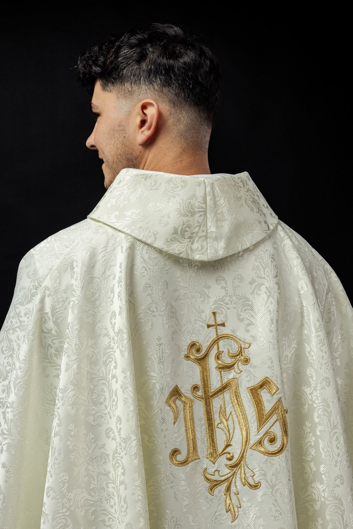 Chasuble écrue avec motif IHS brodé sur tissu décoratif LE/7032/05 - CHASUBLES.FR