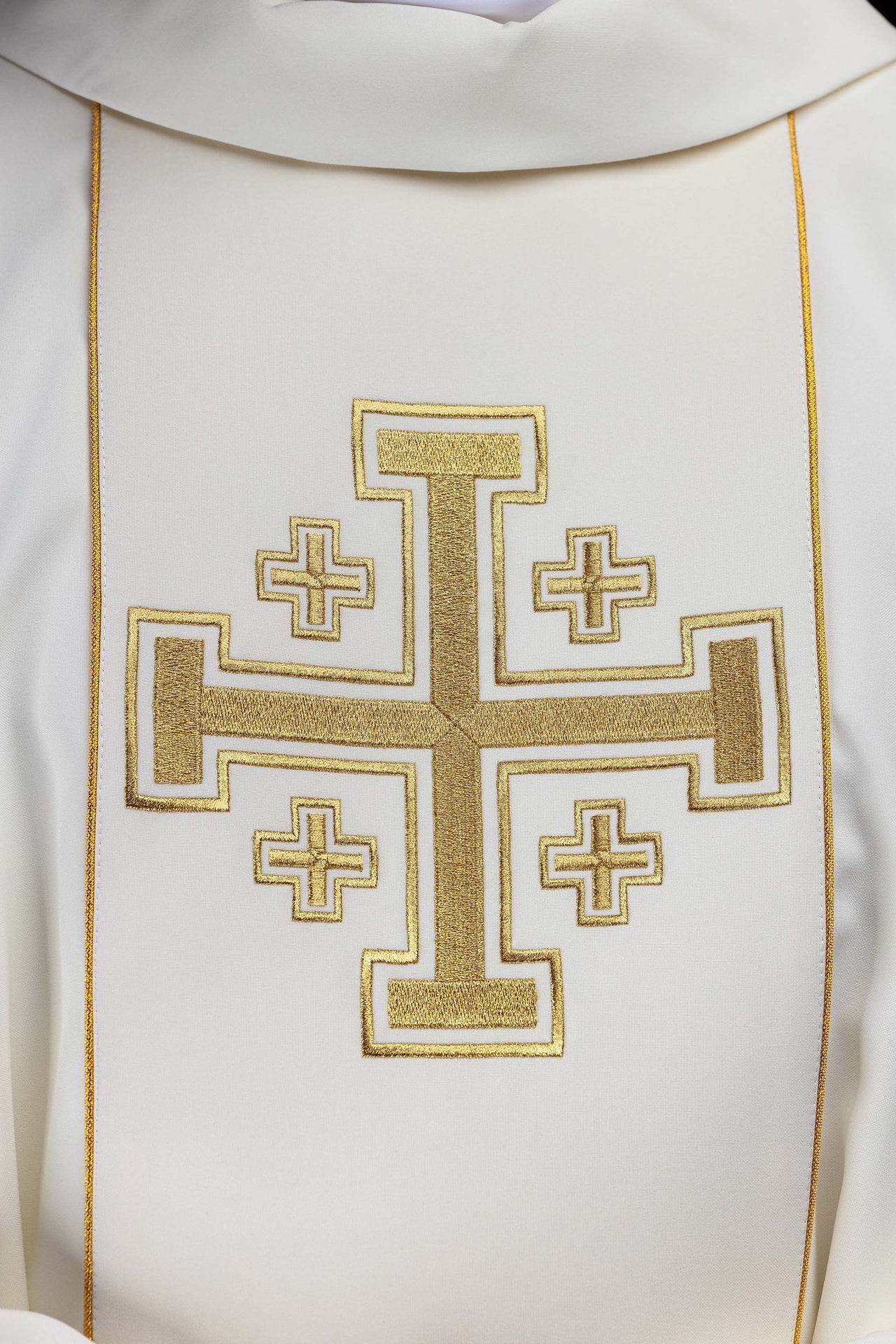 Chasuble écrue brodée avec bande et croix de Jérusalem KDT/7046/05/01 - CHASUBLES.FR