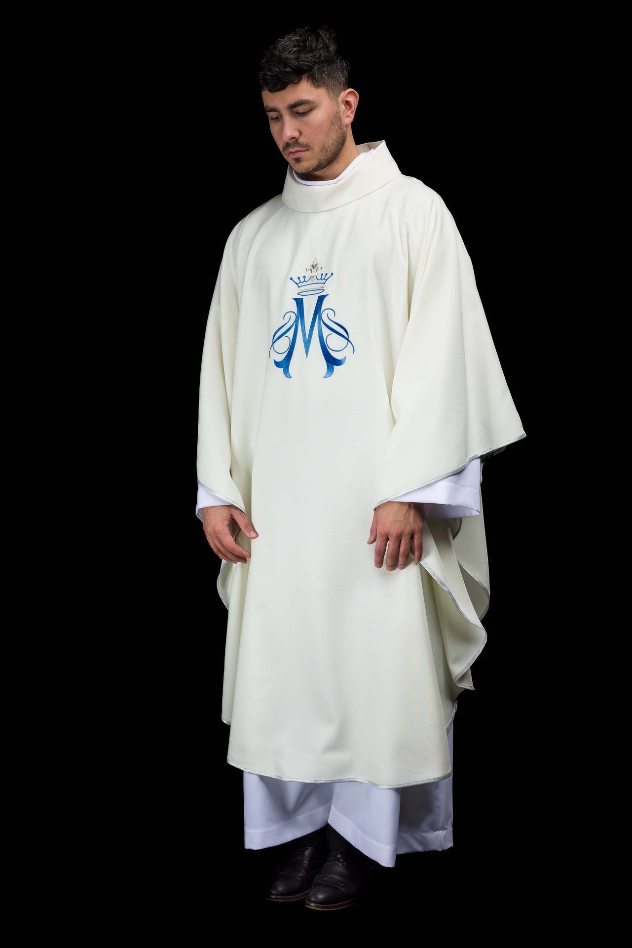 Chasuble écrue brodée avec motif marial KDT/7129/05/01 - CHASUBLES.FR