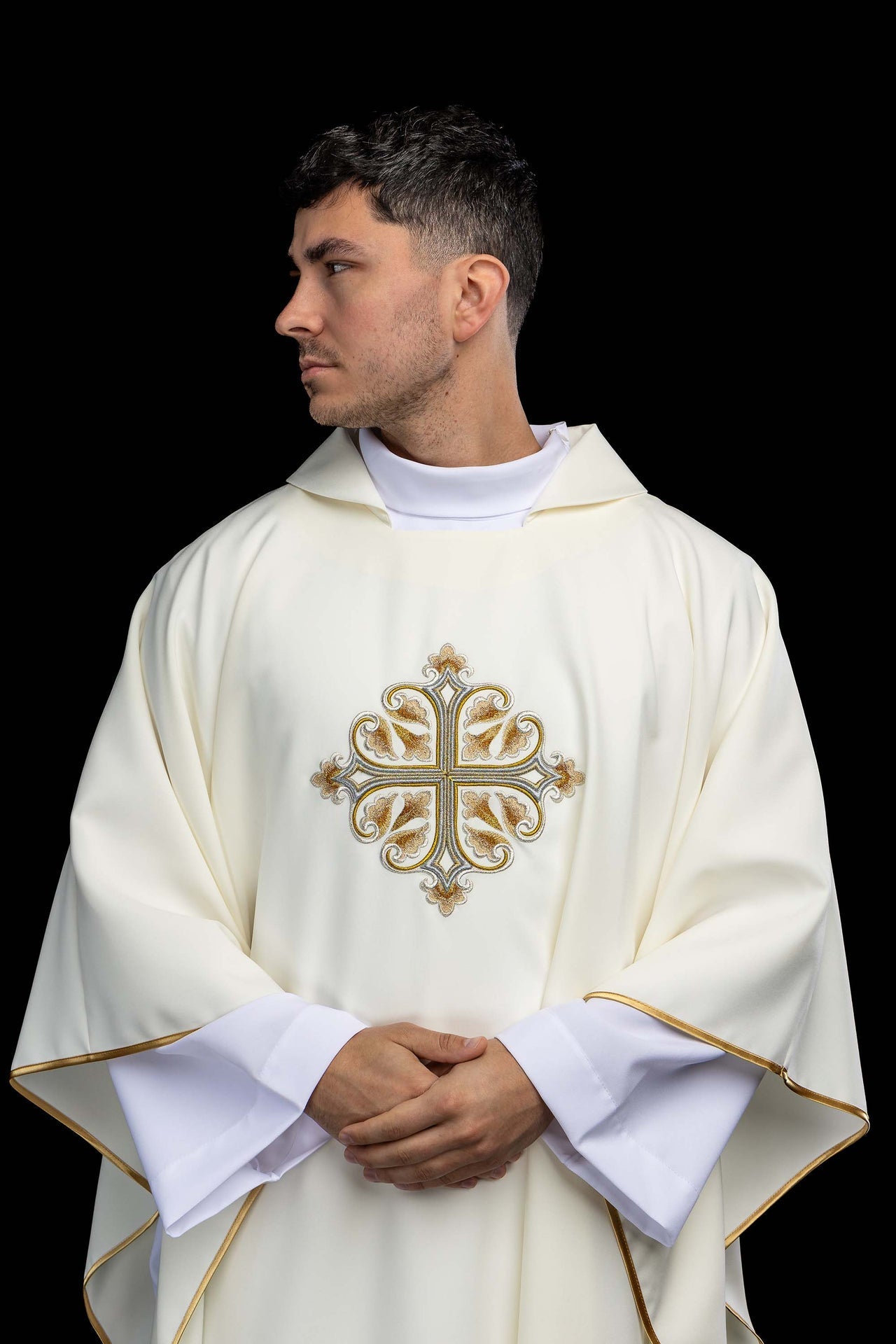 Chasuble écrue brodée avec une croix ornée et un large col KOK/003/05/12/KARO - CHASUBLES.FR