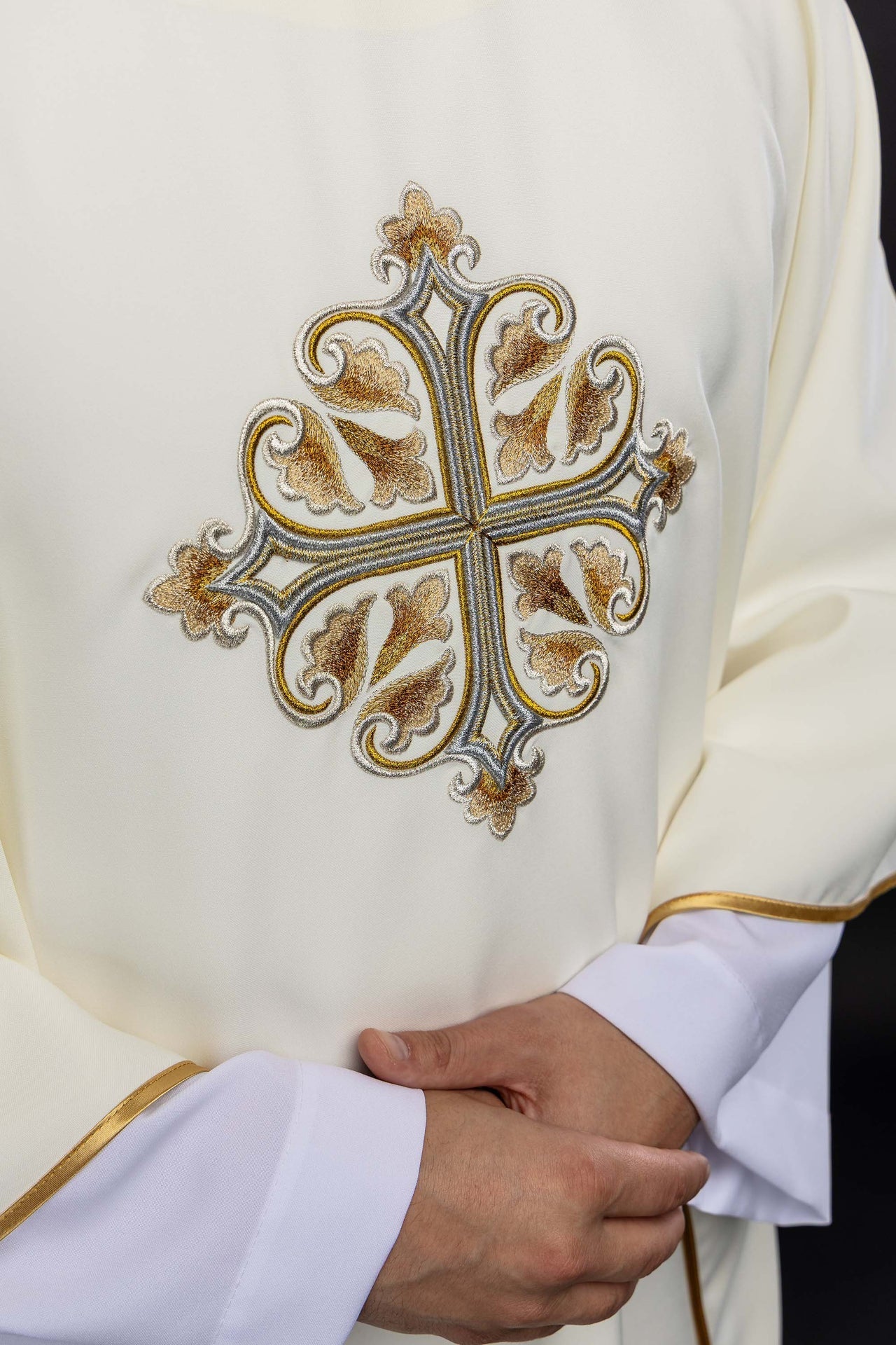 Chasuble écrue brodée avec une croix ornée et un large col KOK/003/05/12/KARO - CHASUBLES.FR