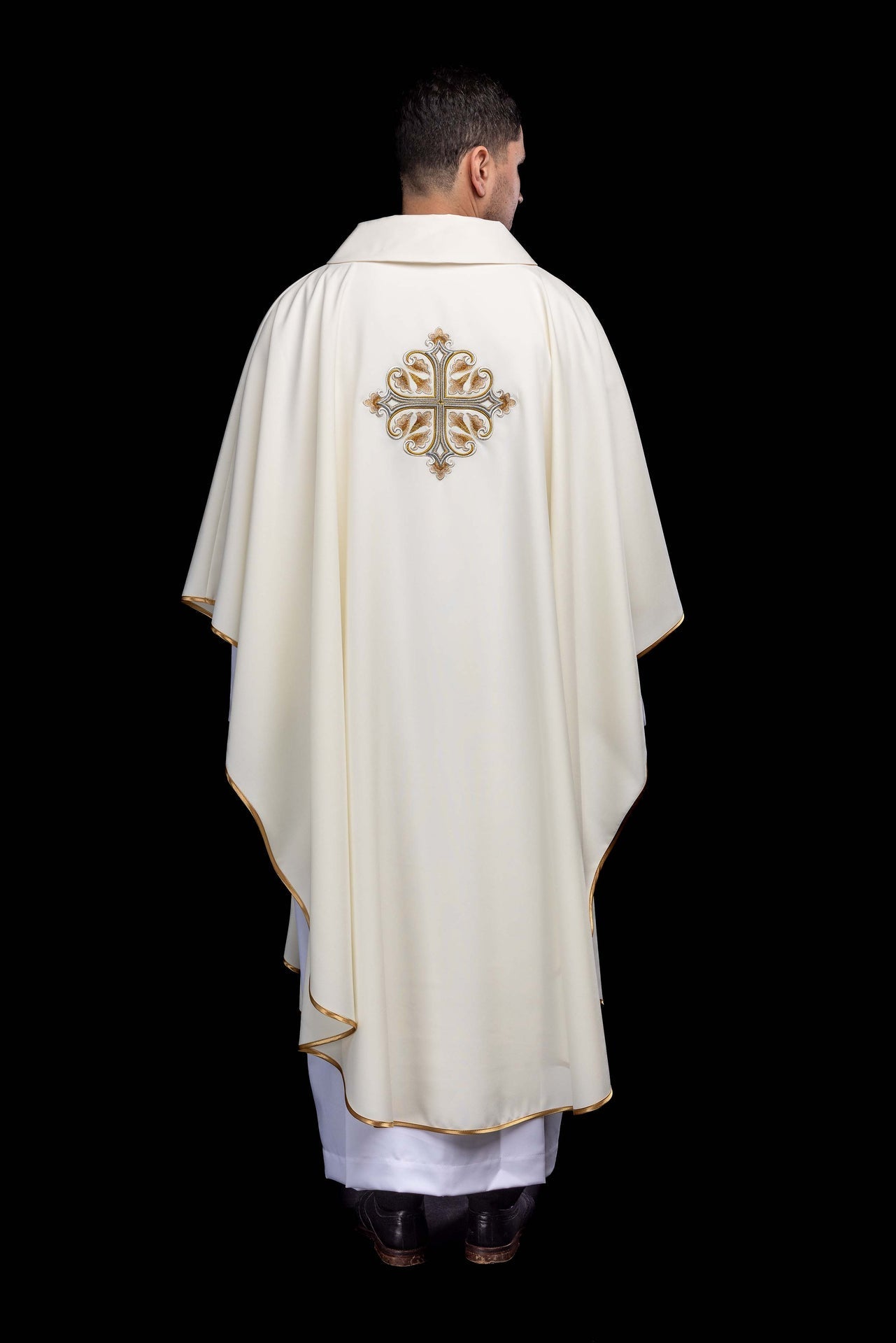 Chasuble écrue brodée avec une croix ornée et un large col KOK/003/05/12/KARO - CHASUBLES.FR