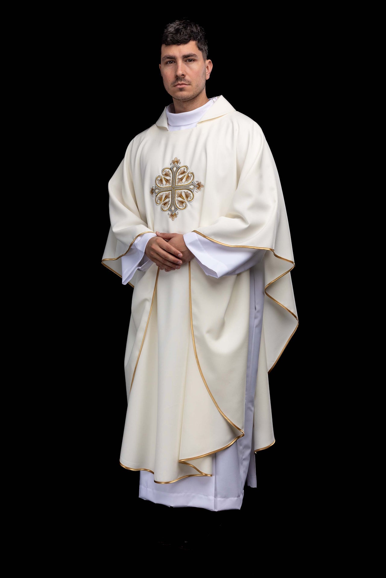 Chasuble écrue brodée avec une croix ornée et un large col KOK/003/05/12/KARO - CHASUBLES.FR