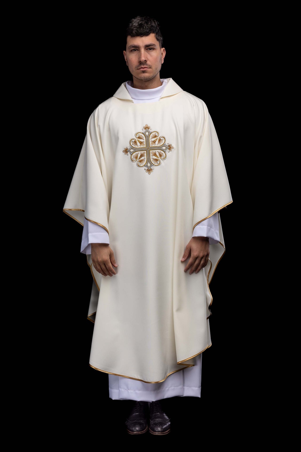 Chasuble écrue brodée avec une croix ornée et un large col KOK/003/05/12/KARO - CHASUBLES.FR