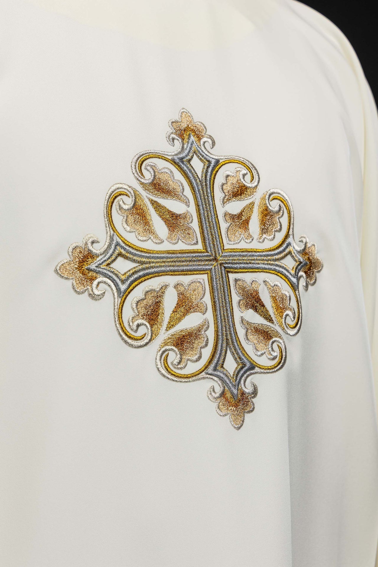 Chasuble écrue brodée avec une croix ornée et un large col KOK/003/05/12/KARO - CHASUBLES.FR