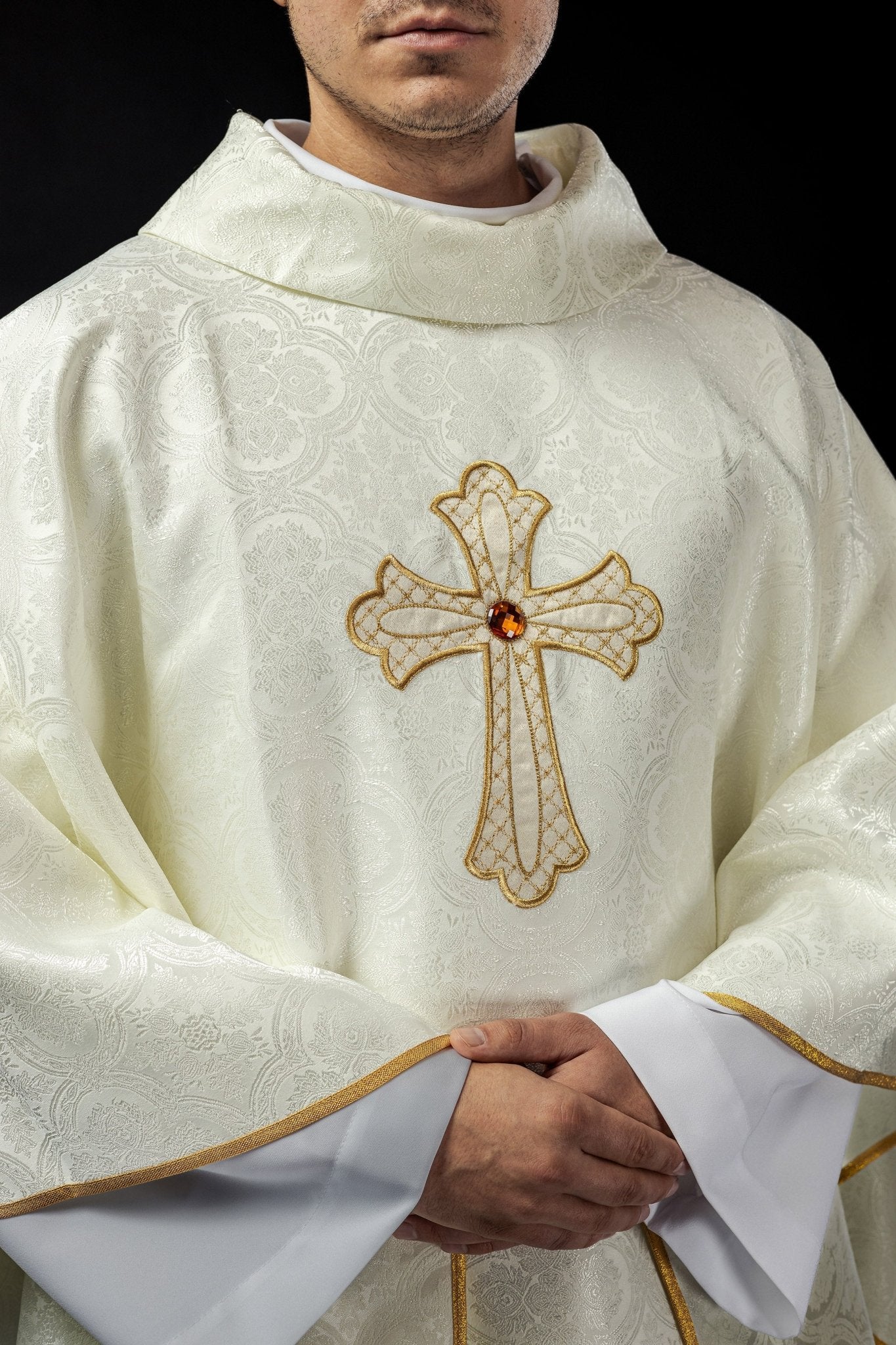 Chasuble écrue brodée du symbole de la croix KOR/227/05/11 - CHASUBLES.FR