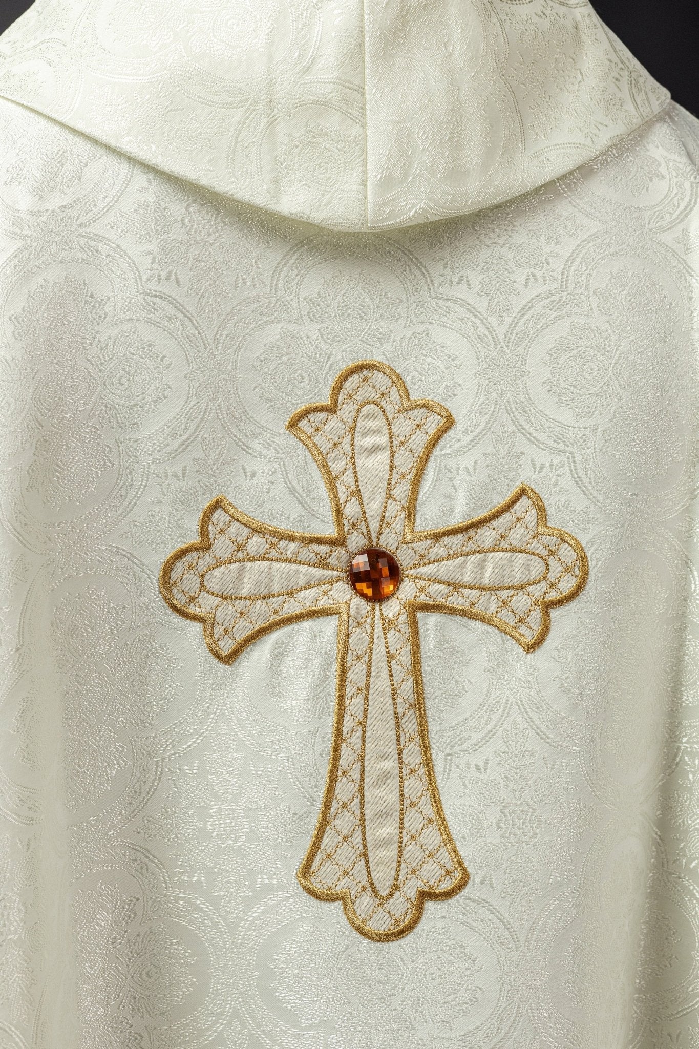 Chasuble écrue brodée du symbole de la croix KOR/227/05/11 - CHASUBLES.FR