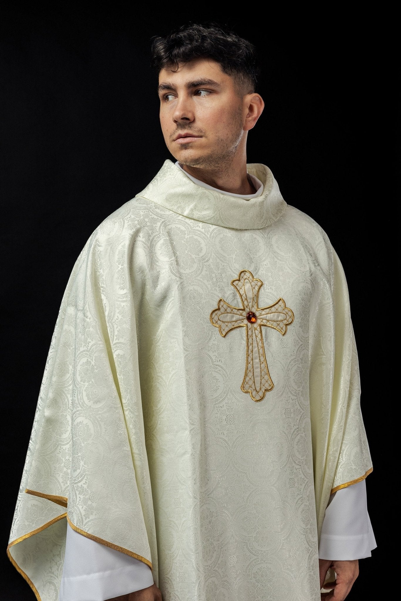 Chasuble écrue brodée du symbole de la croix KOR/227/05/11 - CHASUBLES.FR