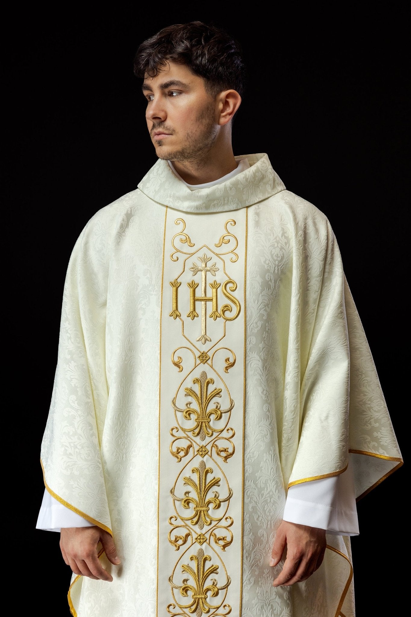 Chasuble écrue brodée sur un tissu décoratif avec le symbole IHS KOR/268/05/67 - CHASUBLES.FR