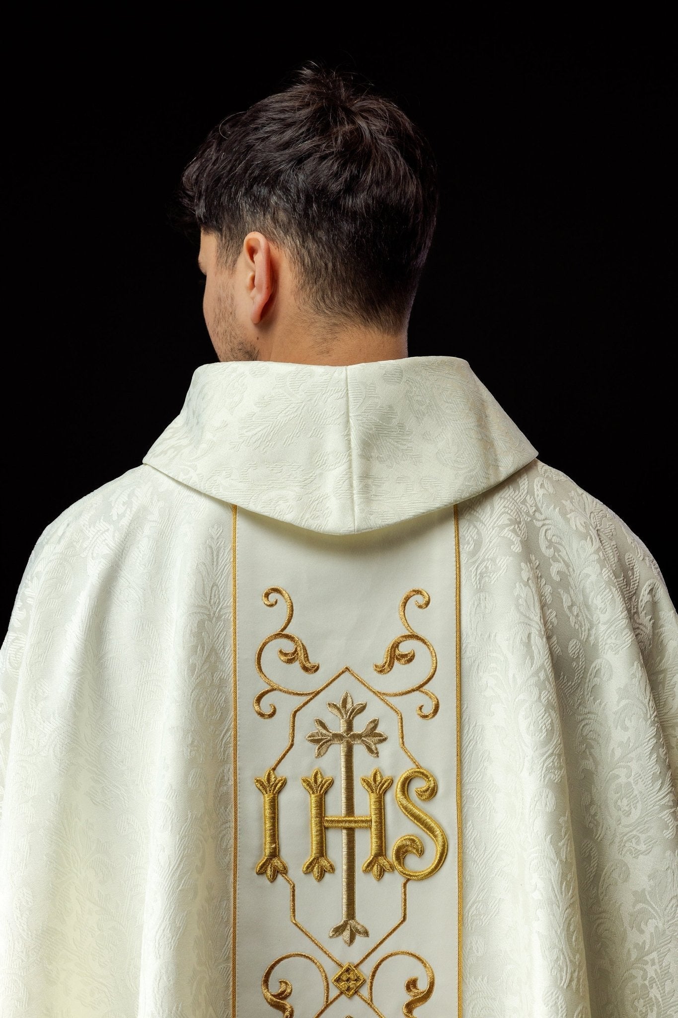 Chasuble écrue brodée sur un tissu décoratif avec le symbole IHS KOR/268/05/67 - CHASUBLES.FR