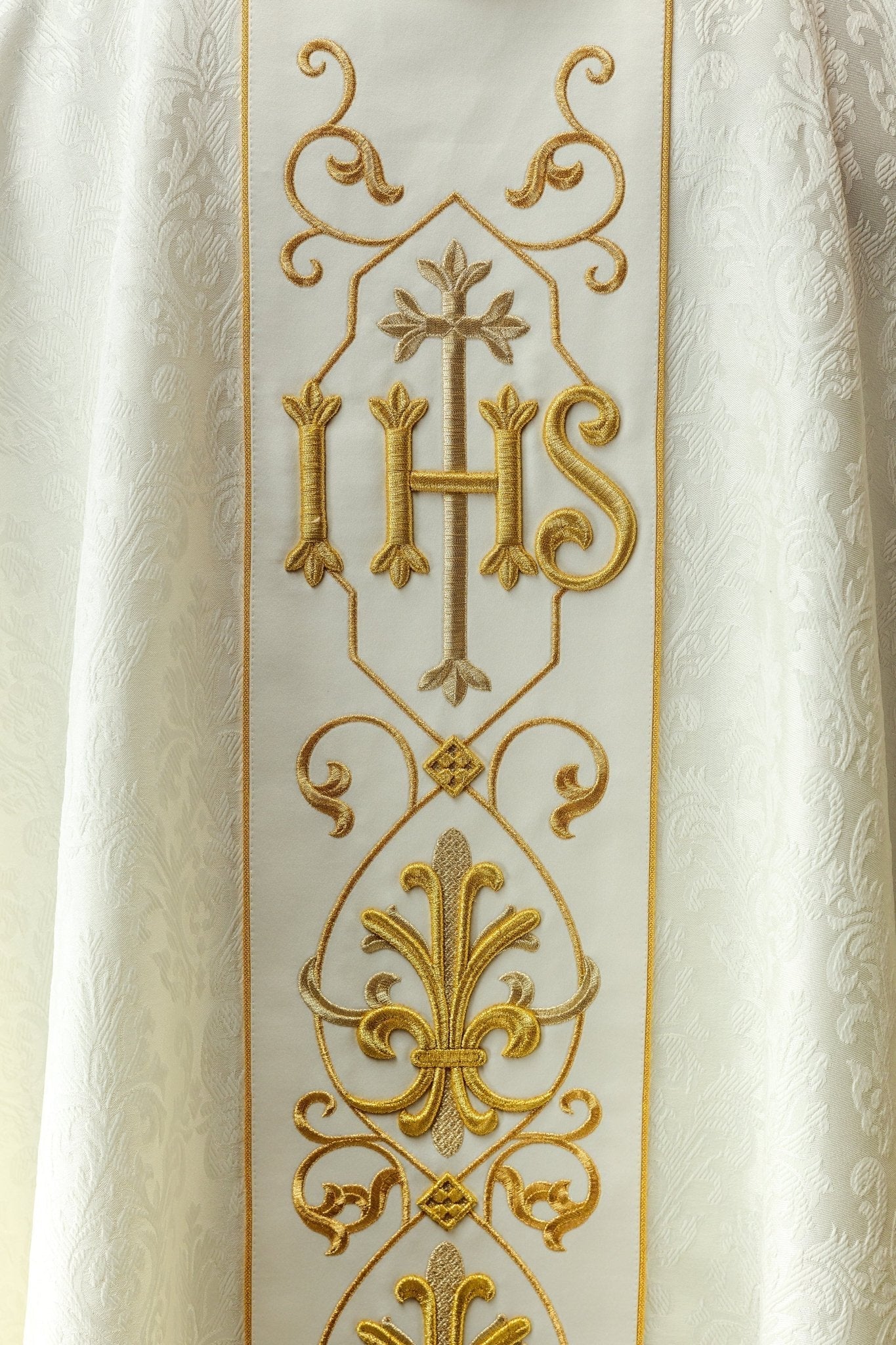 Chasuble écrue brodée sur un tissu décoratif avec le symbole IHS KOR/268/05/67 - CHASUBLES.FR