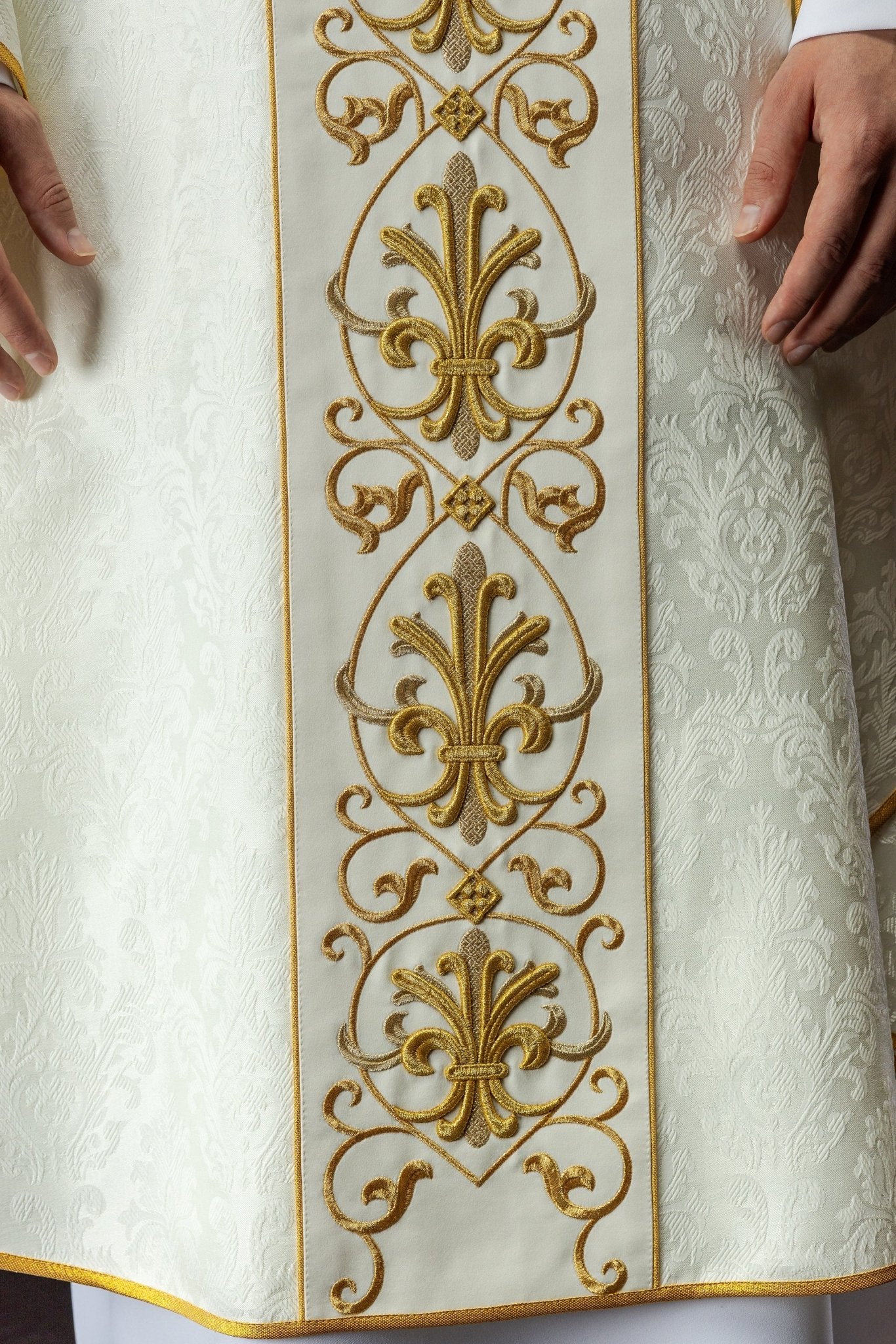 Chasuble écrue brodée sur un tissu décoratif avec le symbole IHS KOR/268/05/67 - CHASUBLES.FR