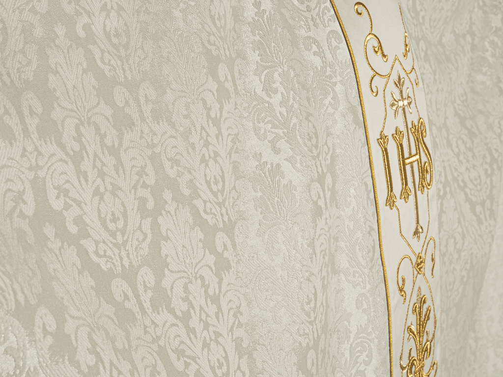 Chasuble écrue brodée sur un tissu décoratif avec le symbole IHS KOR/268/05/67 - CHASUBLES.FR