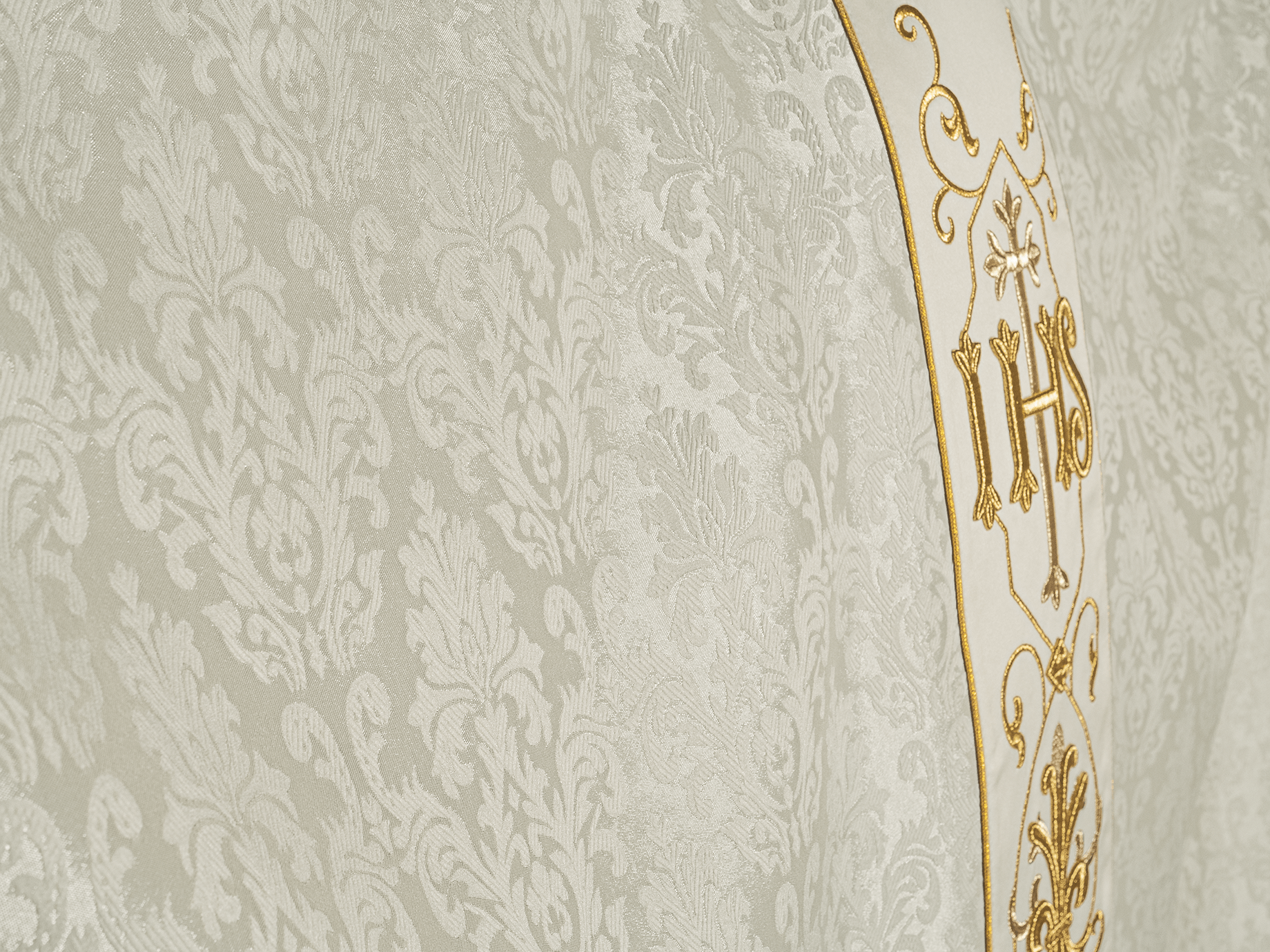Chasuble écrue brodée sur un tissu décoratif avec le symbole IHS KOR/268/05/67 - CHASUBLES.FR