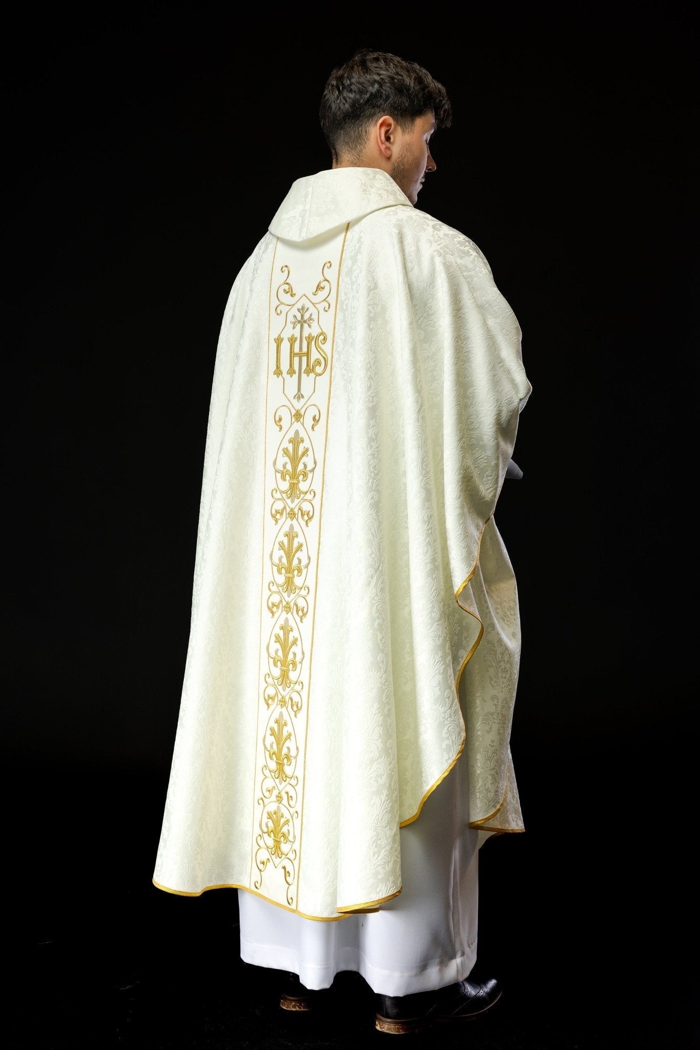 Chasuble écrue brodée sur un tissu décoratif avec le symbole IHS KOR/268/05/67 - CHASUBLES.FR