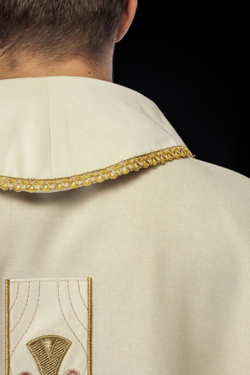 Chasuble en croix brodées d'or et passepoil sur le col en écru S - 7068 - 05 - 70 - CHASUBLES.FR