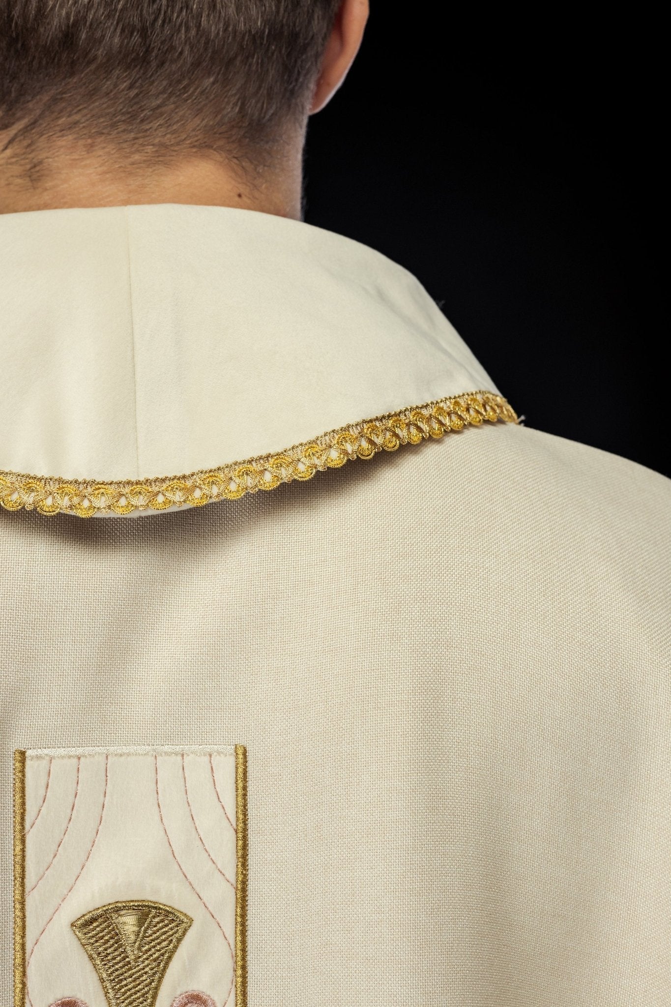 Chasuble en croix brodées d'or et passepoil sur le col en écru S - 7068 - 05 - 70 - CHASUBLES.FR