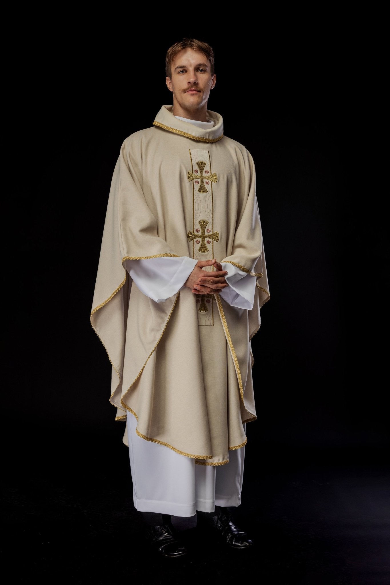Chasuble en croix brodées d'or et passepoil sur le col en écru S - 7068 - 05 - 70 - CHASUBLES.FR
