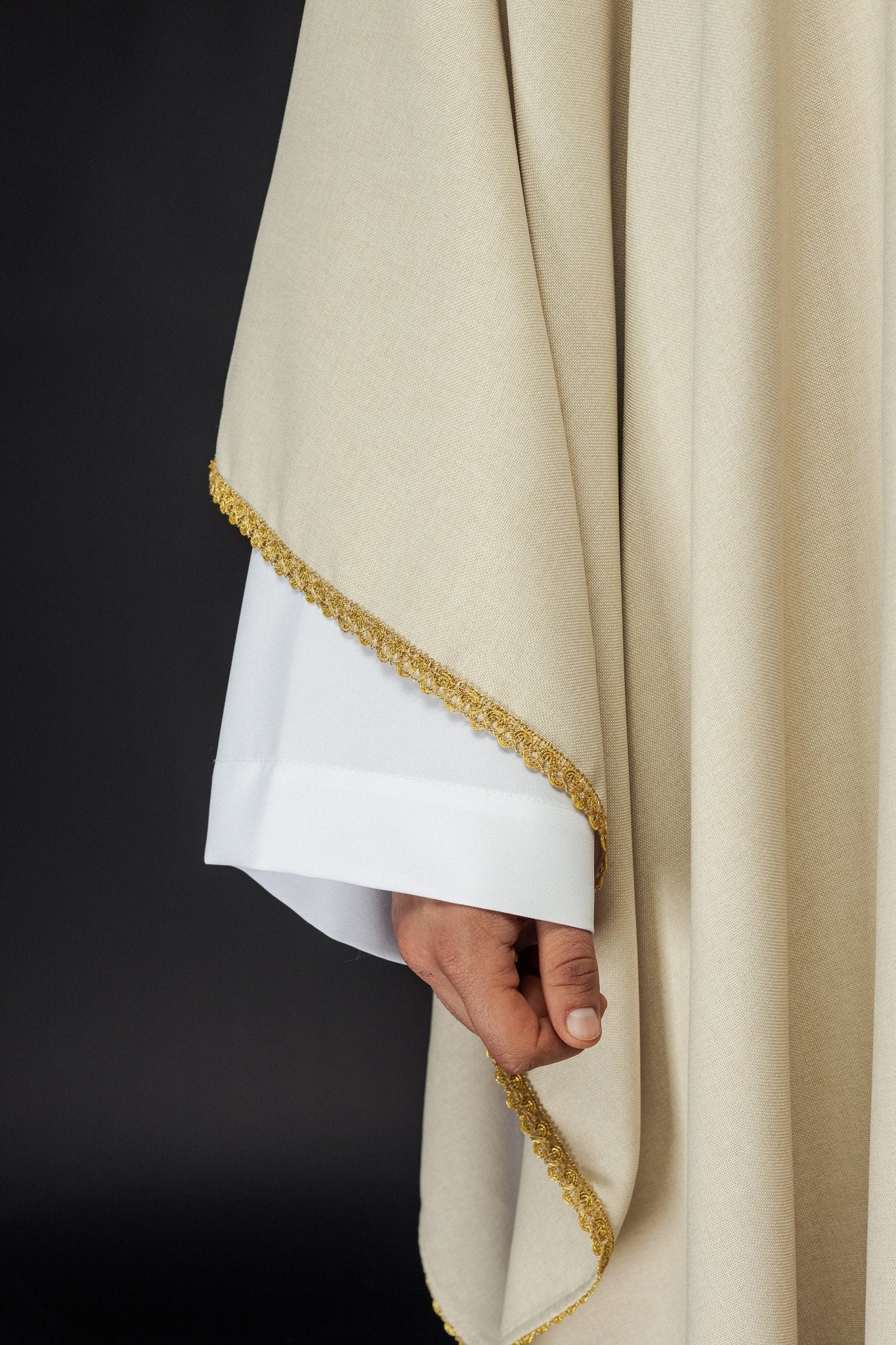 Chasuble en croix brodées d'or et passepoil sur le col en écru S - 7068 - 05 - 70 - CHASUBLES.FR