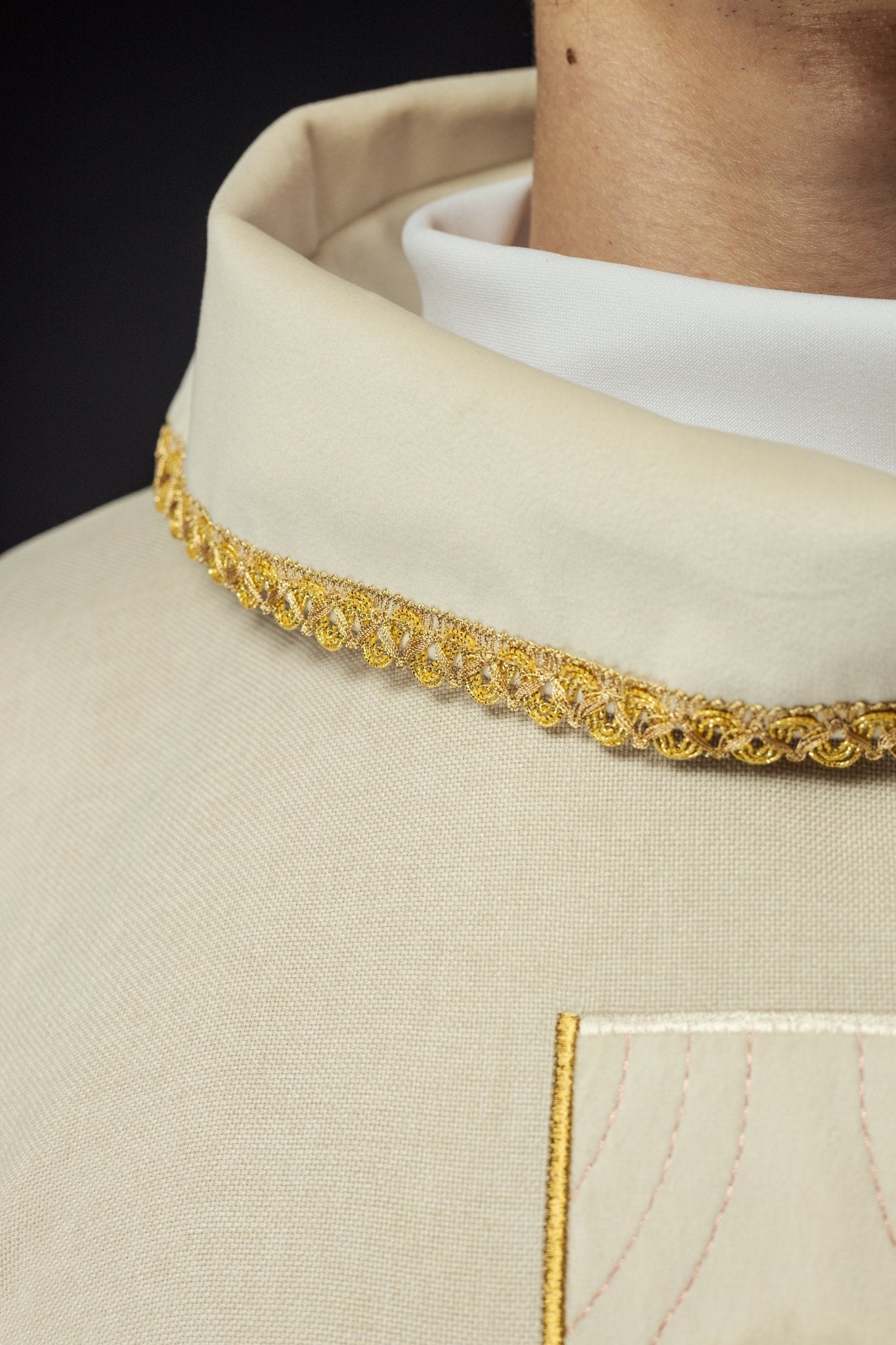 Chasuble en croix brodées d'or et passepoil sur le col en écru S - 7068 - 05 - 70 - CHASUBLES.FR