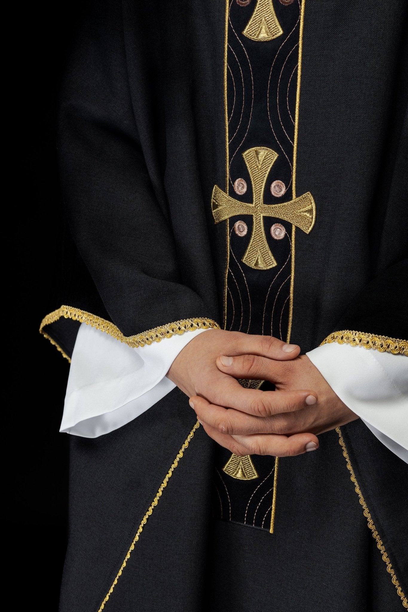 Chasuble en croix brodées d'or et passepoil sur le col en noir S - 7068 - 07 - 70 - CHASUBLES.FR