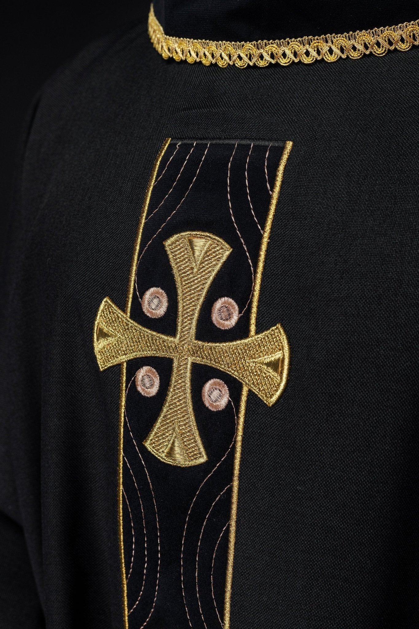 Chasuble en croix brodées d'or et passepoil sur le col en noir S - 7068 - 07 - 70 - CHASUBLES.FR