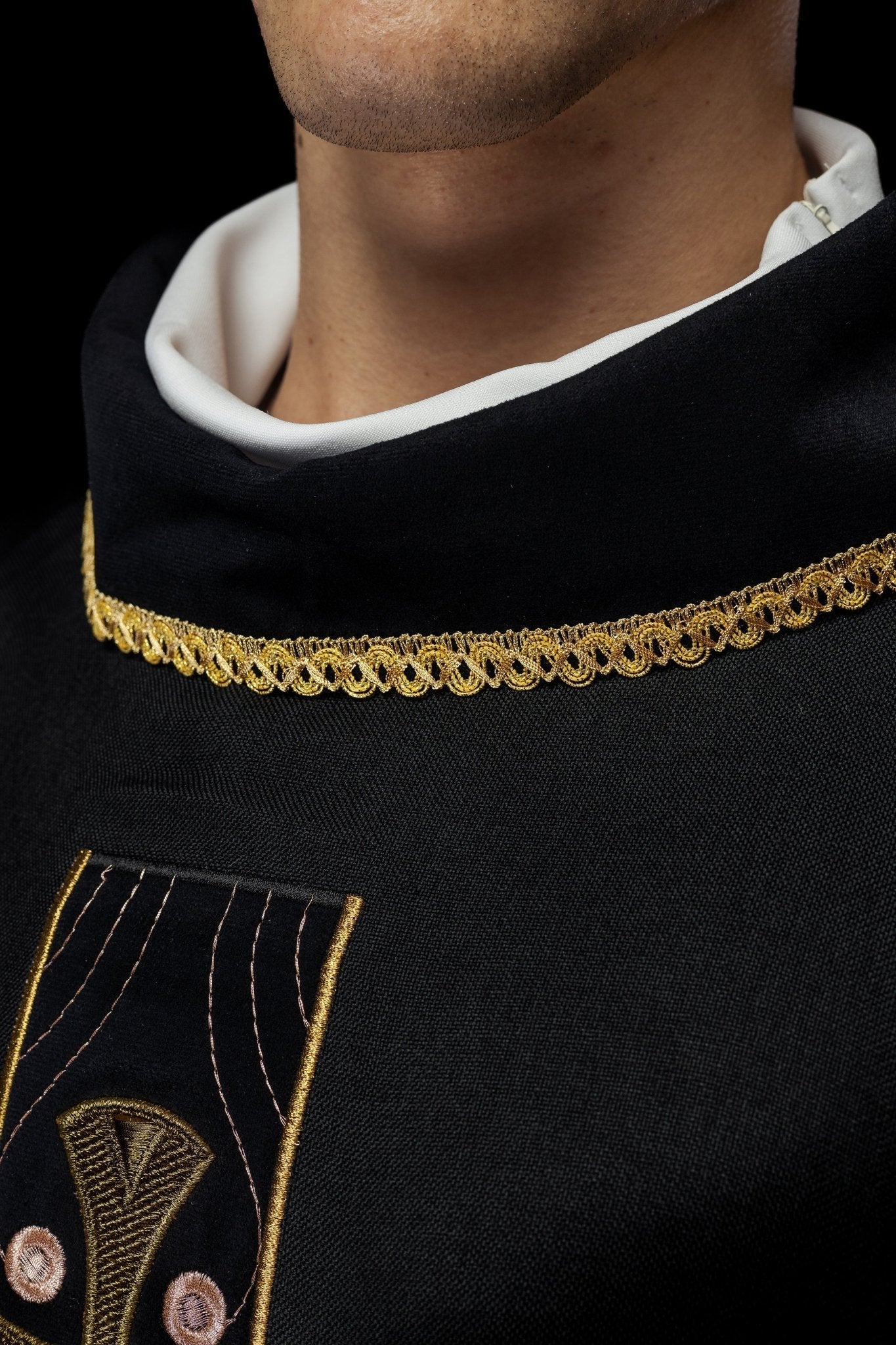 Chasuble en croix brodées d'or et passepoil sur le col en noir S - 7068 - 07 - 70 - CHASUBLES.FR