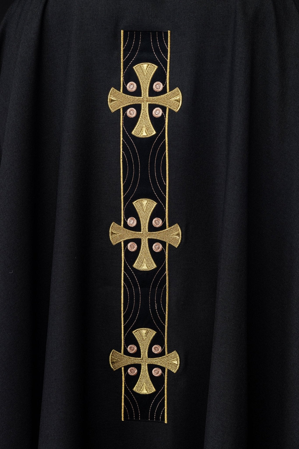 Chasuble en croix brodées d'or et passepoil sur le col en noir S - 7068 - 07 - 70 - CHASUBLES.FR