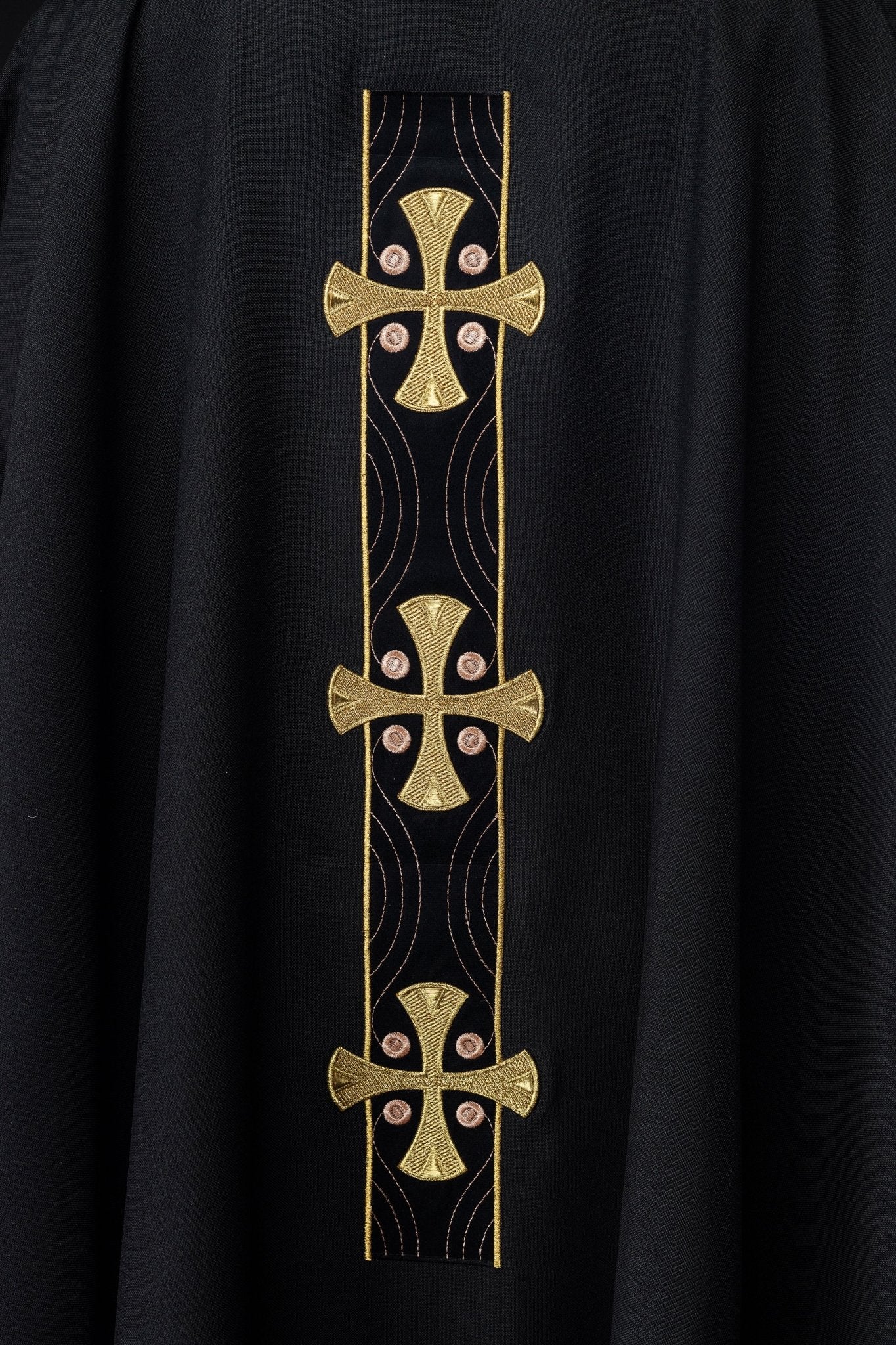 Chasuble en croix brodées d'or et passepoil sur le col en noir S - 7068 - 07 - 70 - CHASUBLES.FR