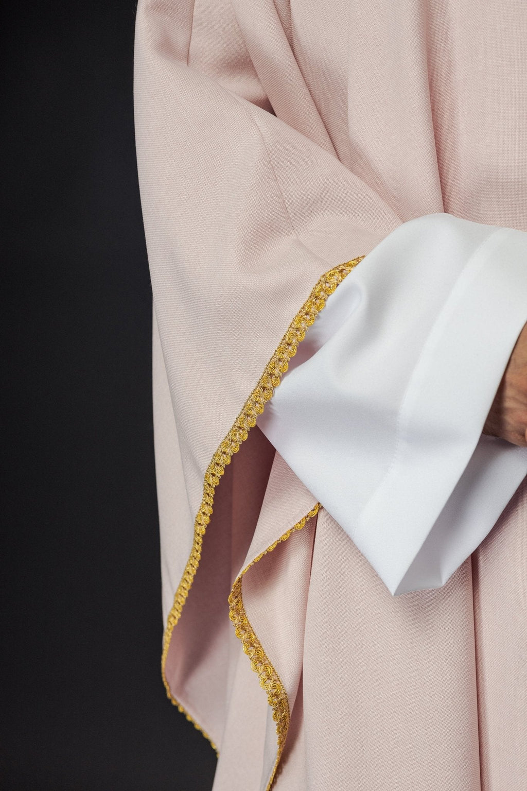 Chasuble en croix brodées d'or et passepoil sur le col en rose S - 7068 - 08 - 70 - CHASUBLES.FR