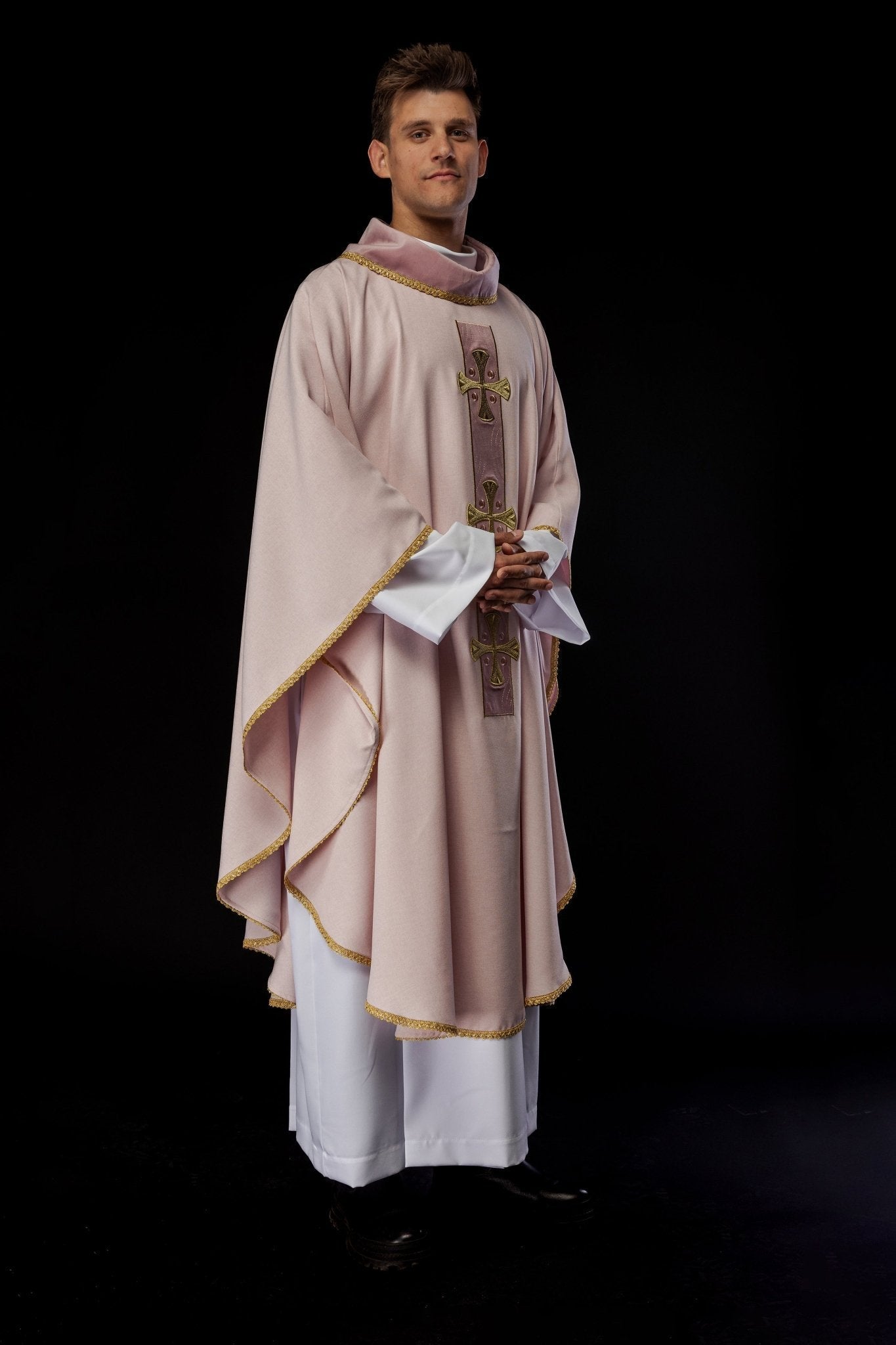 Chasuble en croix brodées d'or et passepoil sur le col en rose S - 7068 - 08 - 70 - CHASUBLES.FR