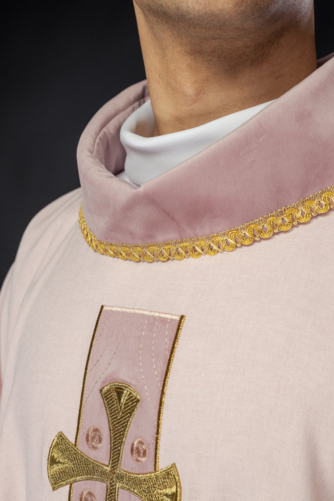 Chasuble en croix brodées d'or et passepoil sur le col en rose S - 7068 - 08 - 70 - CHASUBLES.FR