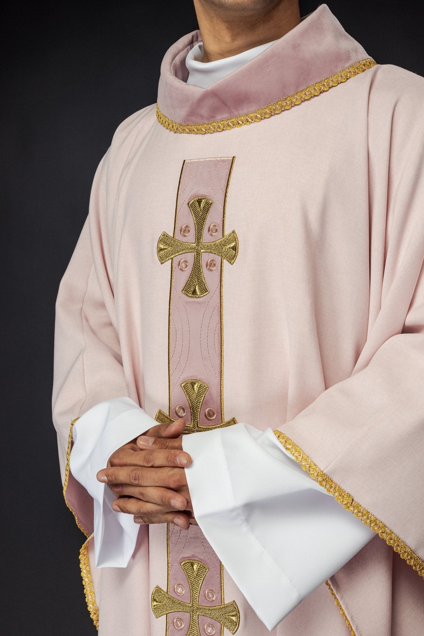 Chasuble en croix brodées d'or et passepoil sur le col en rose S - 7068 - 08 - 70 - CHASUBLES.FR