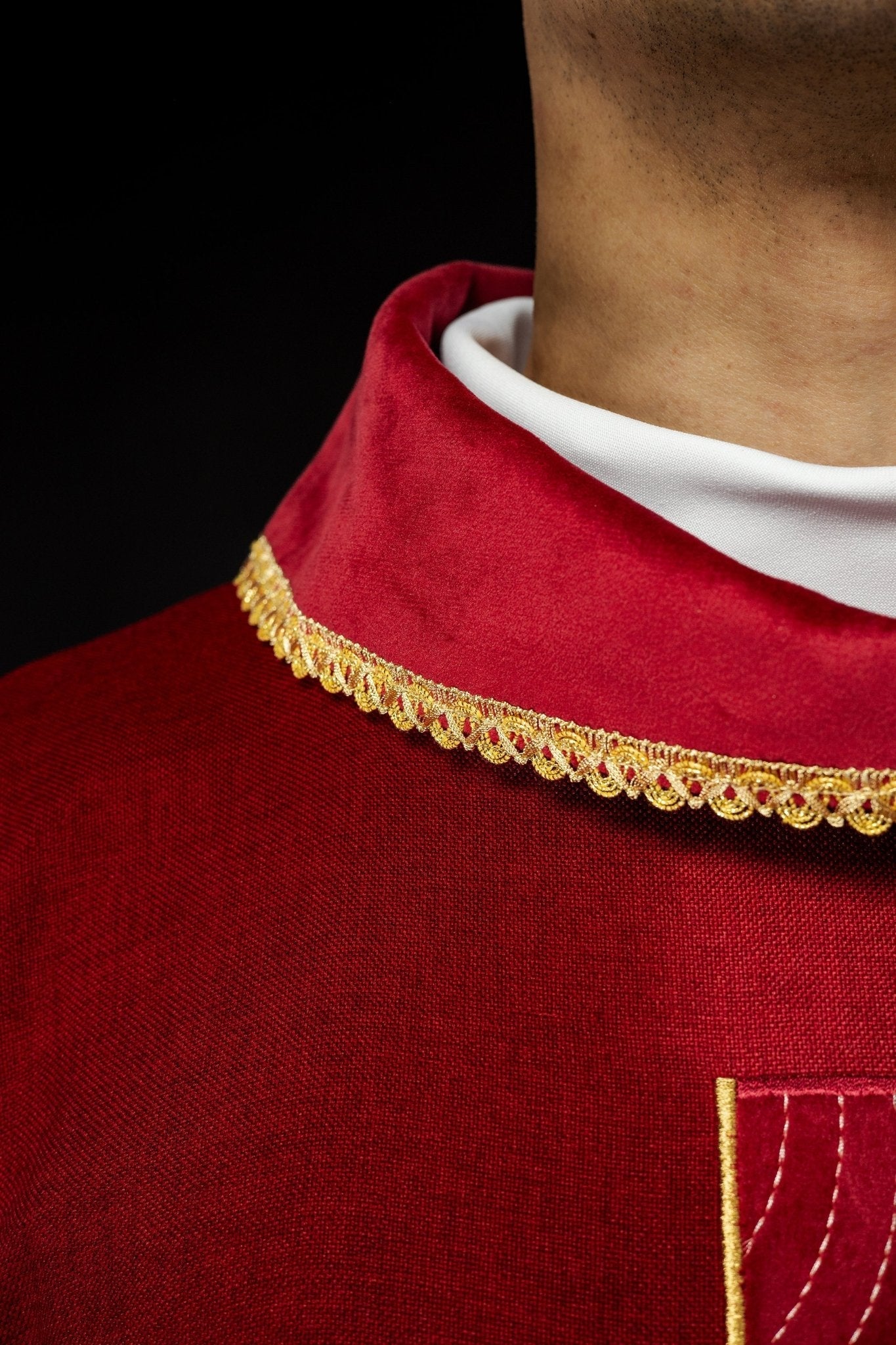 Chasuble en croix brodées d'or et passepoil sur le col en rouge S - 7068 - 02 - 70 - CHASUBLES.FR