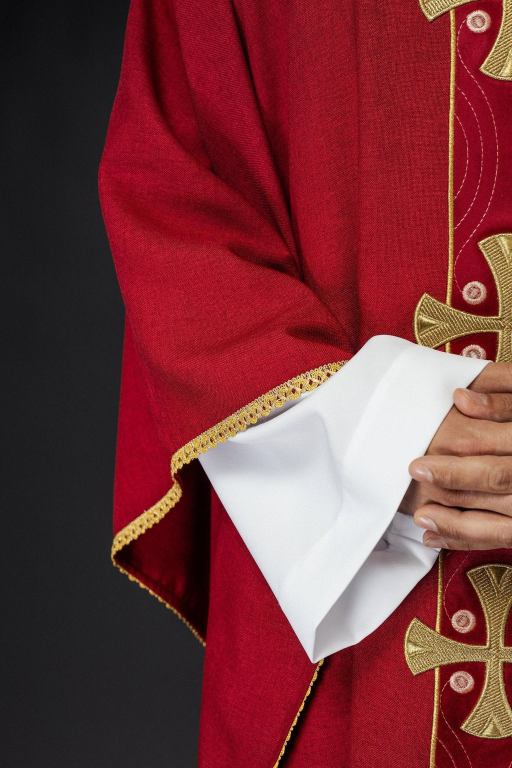 Chasuble en croix brodées d'or et passepoil sur le col en rouge S - 7068 - 02 - 70 - CHASUBLES.FR