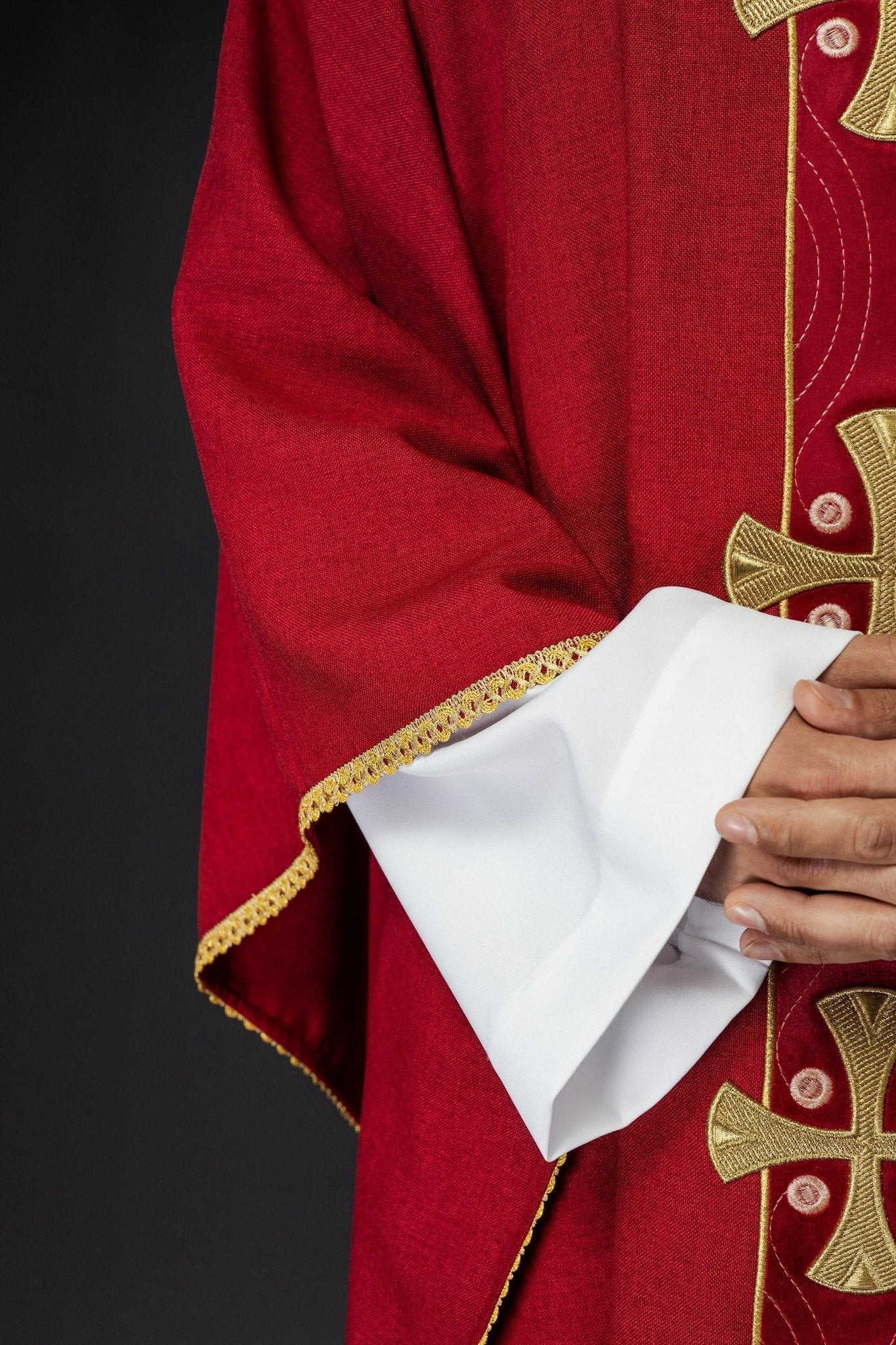 Chasuble en croix brodées d'or et passepoil sur le col en rouge S - 7068 - 02 - 70 - CHASUBLES.FR