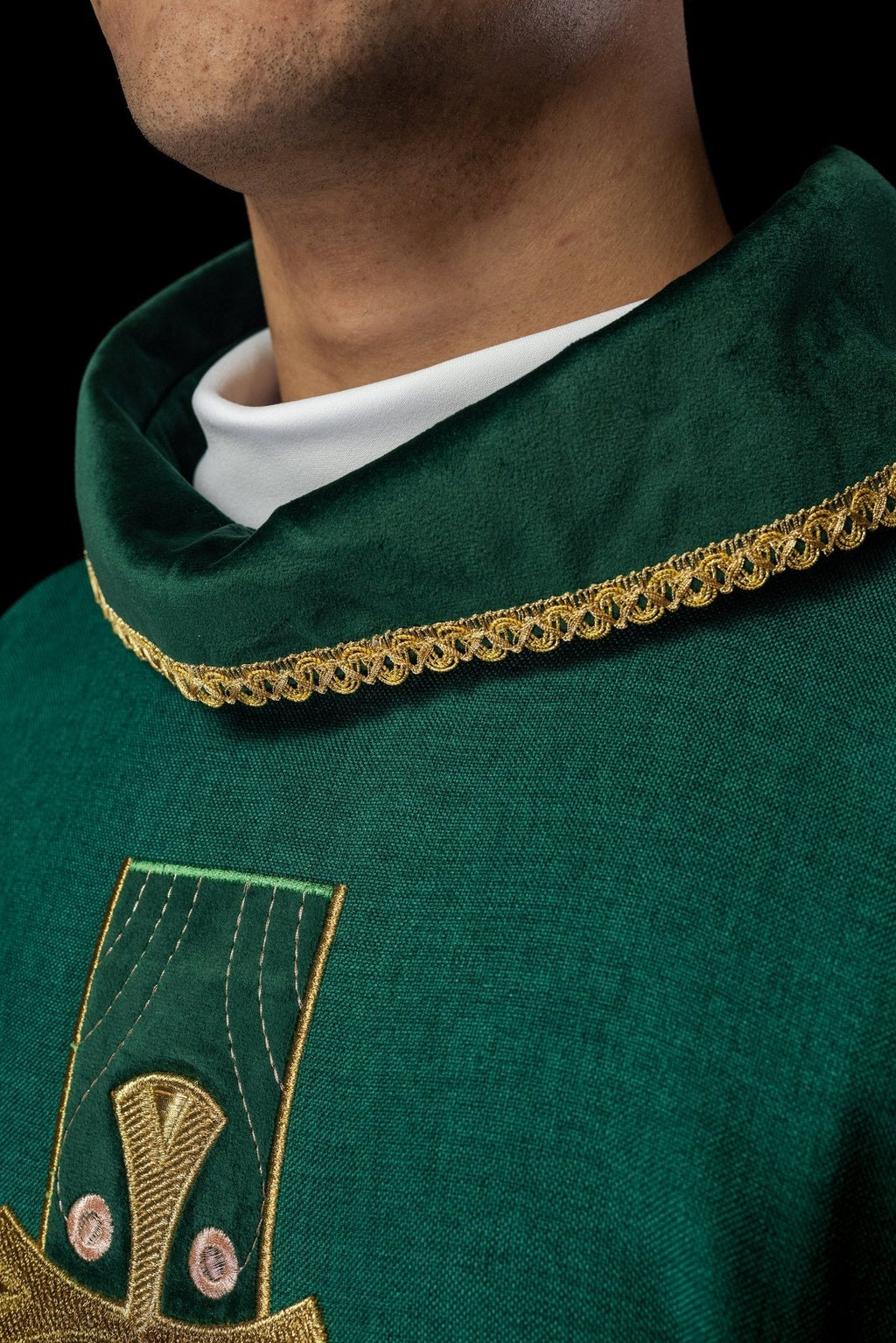 Chasuble en croix brodées d'or et passepoil sur le col en vert S - 7068 - 01 - 70 - CHASUBLES.FR
