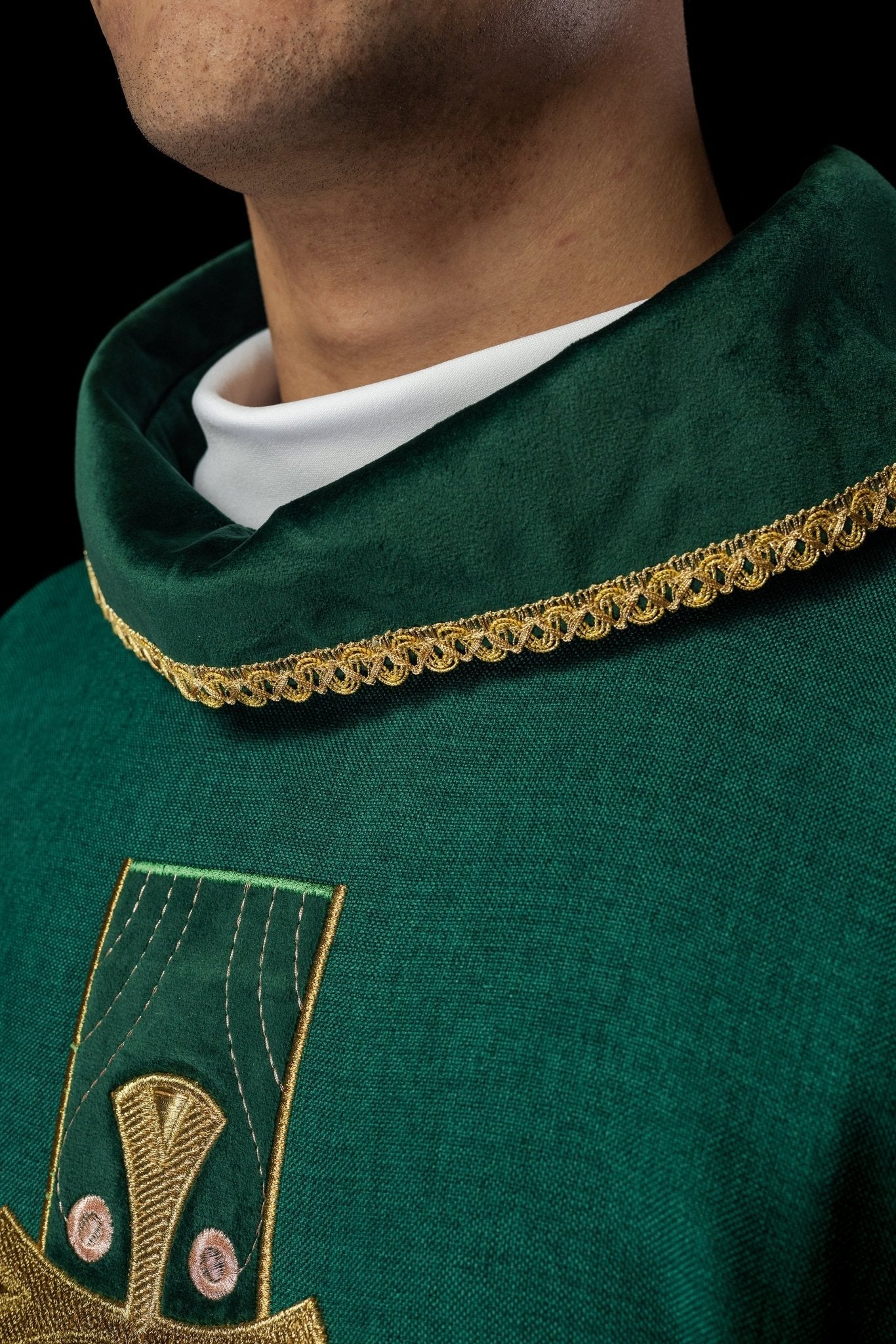 Chasuble en croix brodées d'or et passepoil sur le col en vert S - 7068 - 01 - 70 - CHASUBLES.FR