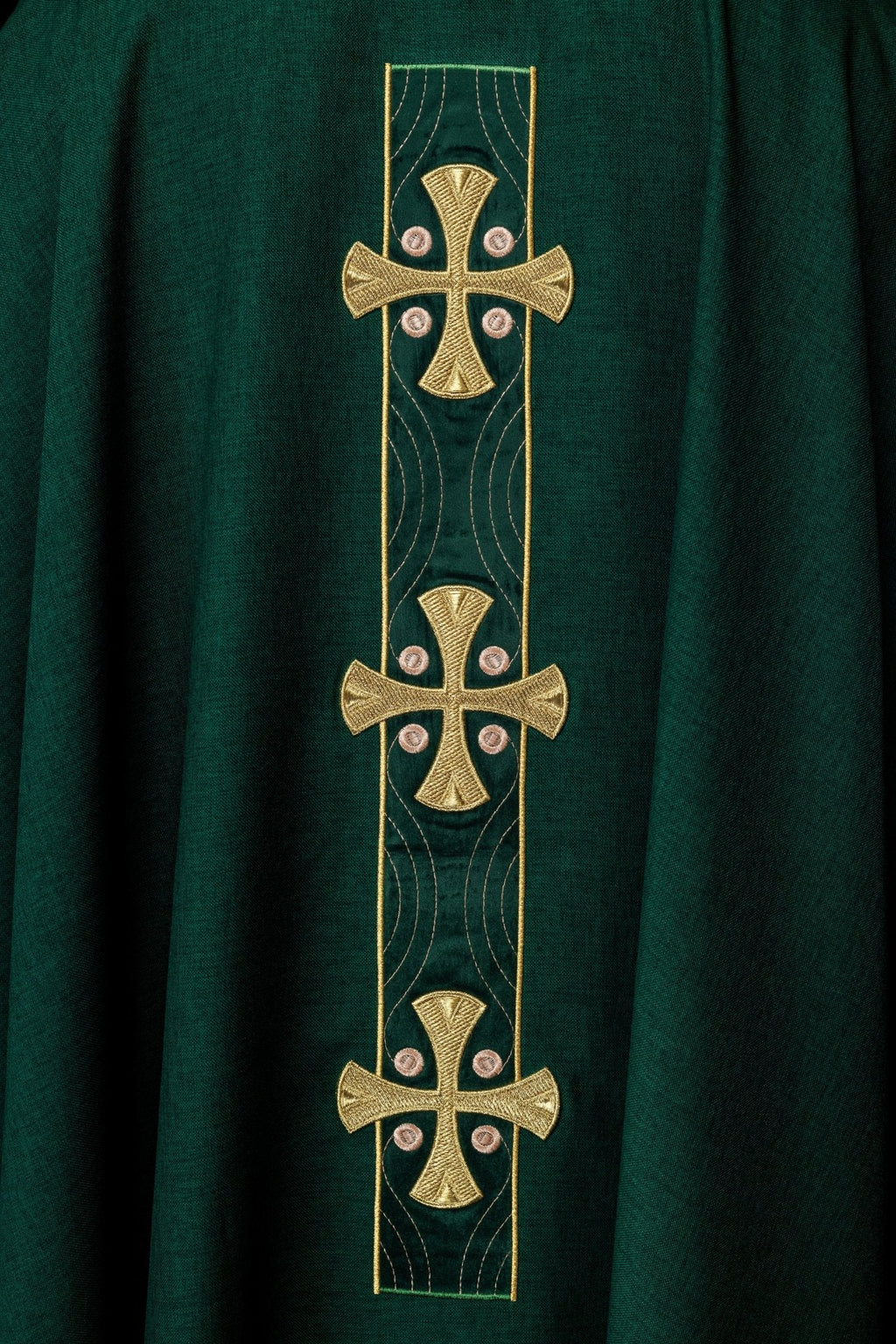Chasuble en croix brodées d'or et passepoil sur le col en vert S - 7068 - 01 - 70 - CHASUBLES.FR
