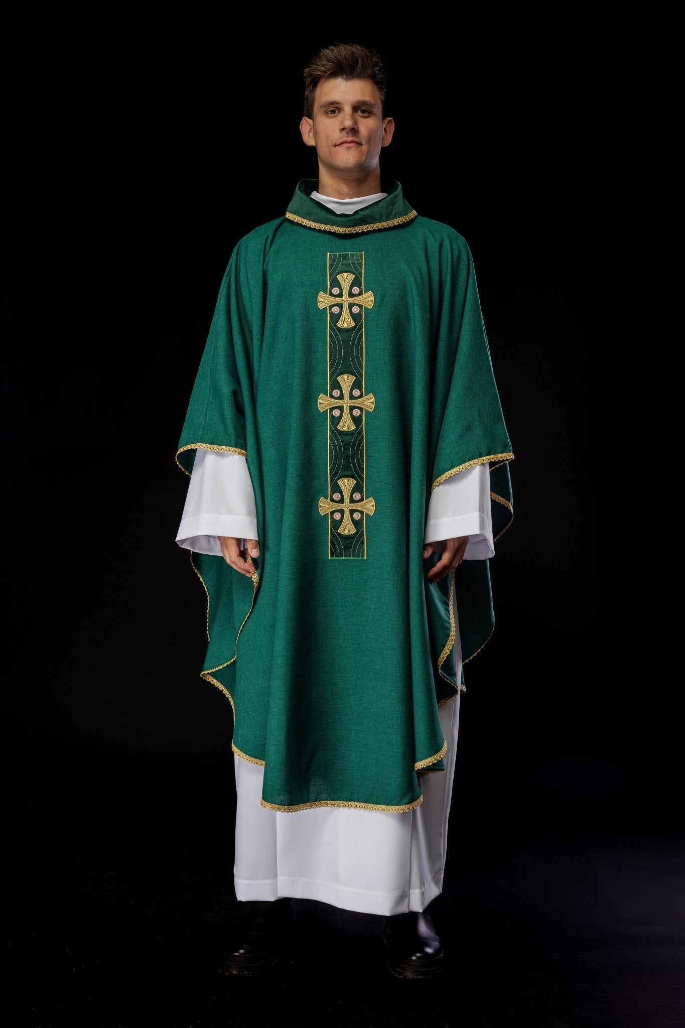 Chasuble en croix brodées d'or et passepoil sur le col en vert S - 7068 - 01 - 70 - CHASUBLES.FR